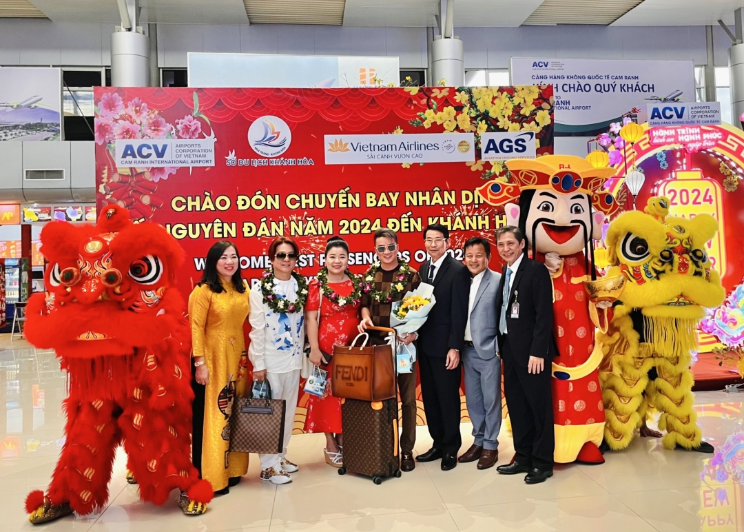 Kh&aacute;nh H&ograve;a đ&oacute;n chuyến bay &ldquo;x&ocirc;ng đất&rdquo; đầu năm mới- Ảnh 3.
