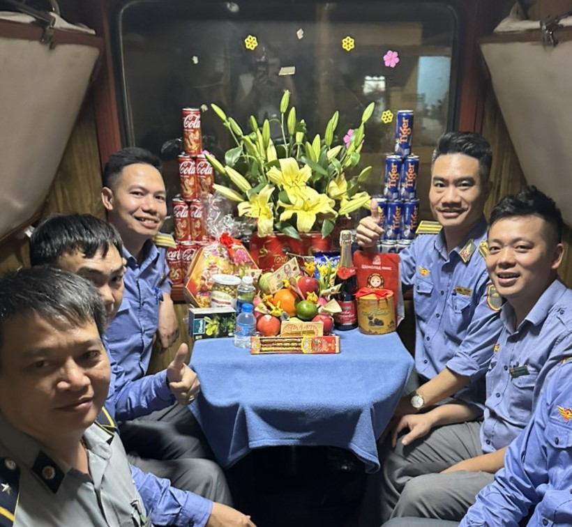 Tết ấm c&uacute;ng tr&ecirc;n những chuyến t&agrave;u xuy&ecirc;n giao thừa- Ảnh 11.