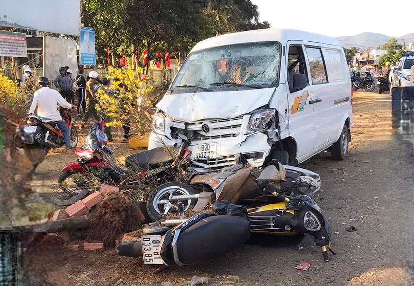 &Ocirc; t&ocirc; t&ocirc;ng v&agrave;o 3 xe m&aacute;y, một người tử vong- Ảnh 1.