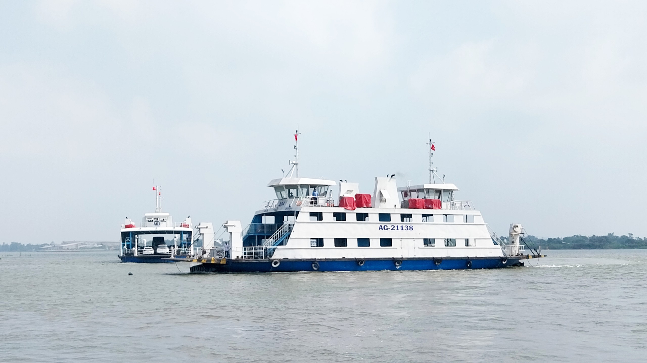 Ng&agrave;y đầu năm mới của c&aacute;c thủy thủ đưa kh&aacute;ch qua s&ocirc;ng- Ảnh 1.