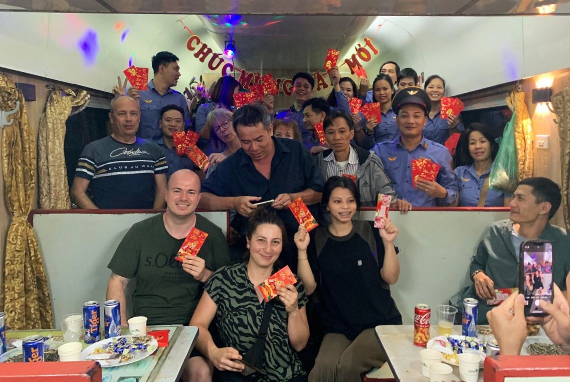 Tết ấm c&uacute;ng tr&ecirc;n những chuyến t&agrave;u xuy&ecirc;n giao thừa- Ảnh 13.