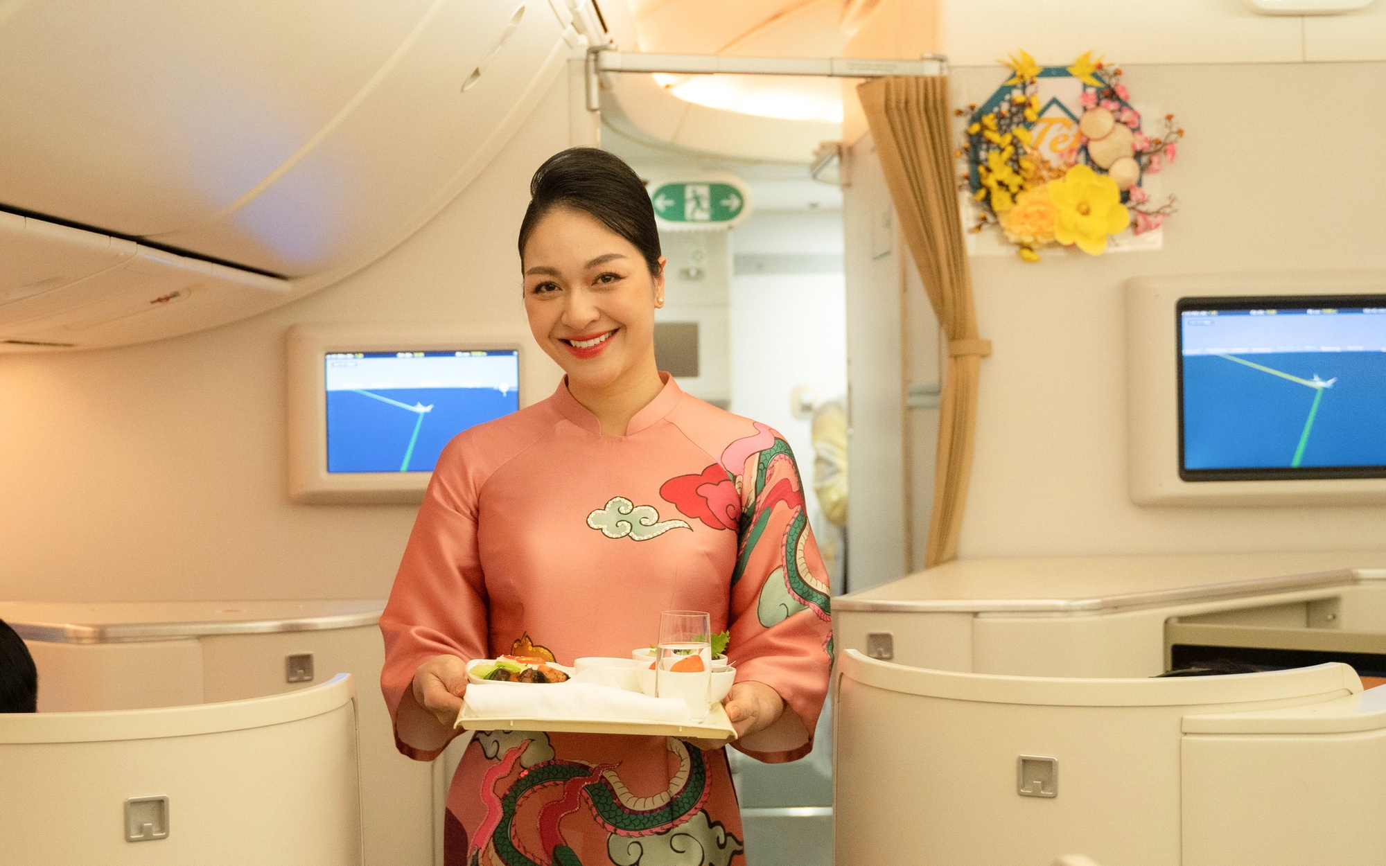 Vietnam Airlines mang kh&ocirc;ng kh&iacute; Tết l&ecirc;n c&aacute;c chuyến bay  đầu năm mới