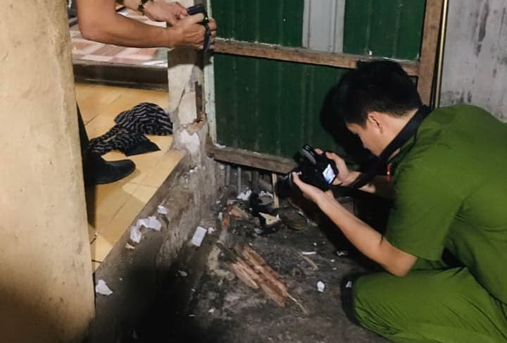 Nổ ph&aacute;o tự chế đ&ecirc;m giao thừa khiến chồng chết, vợ v&agrave; con trọng thương- Ảnh 1.