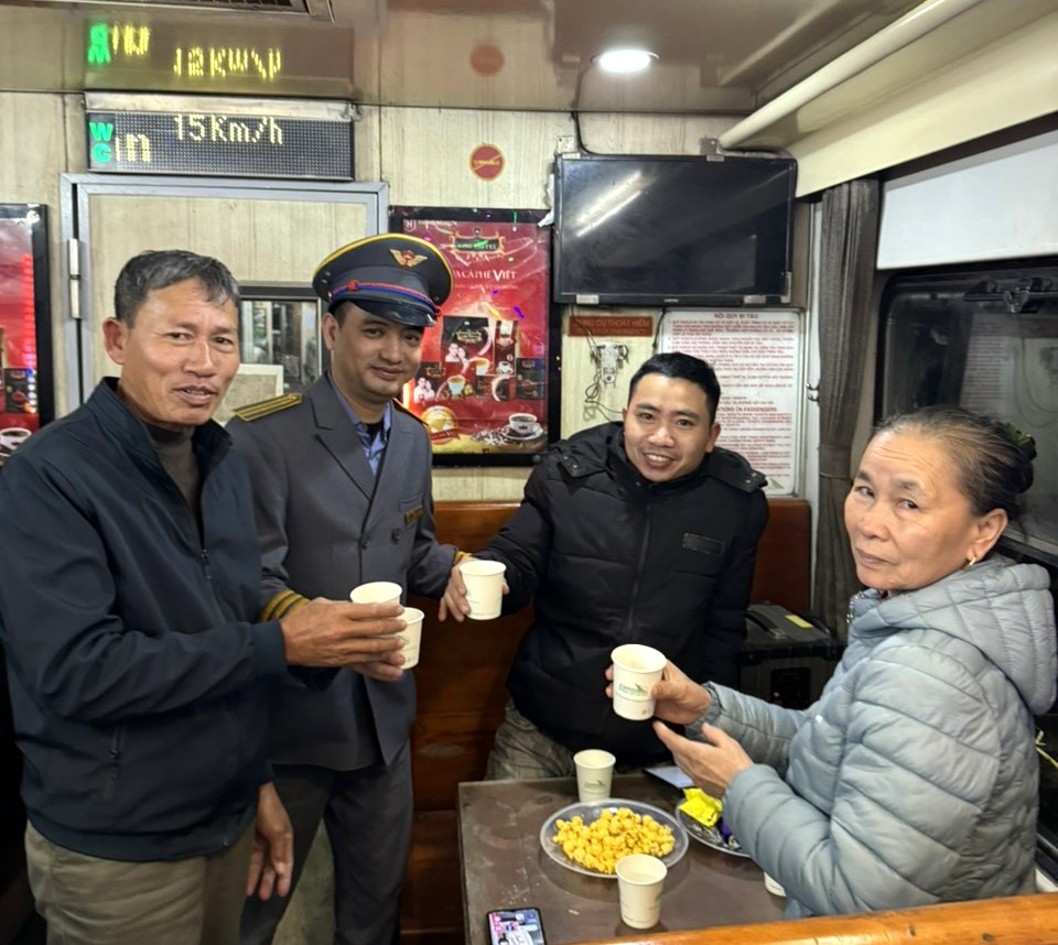 Tết ấm c&uacute;ng tr&ecirc;n những chuyến t&agrave;u xuy&ecirc;n giao thừa- Ảnh 5.