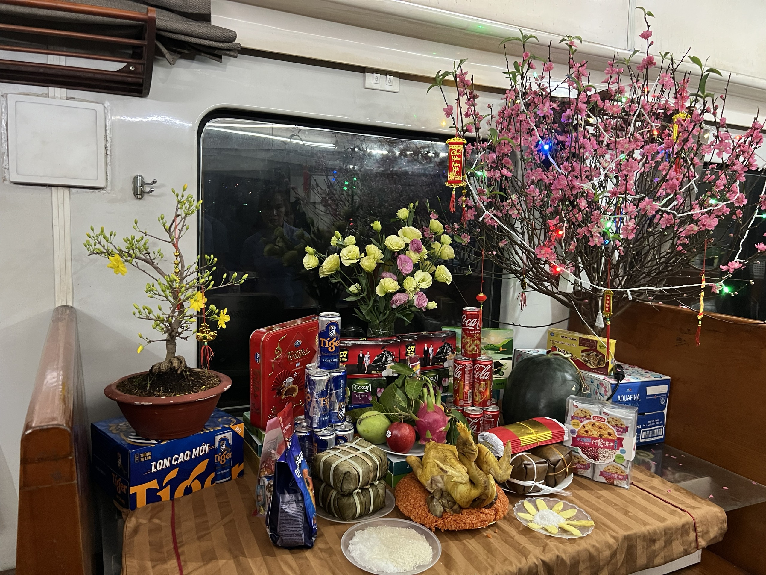 Tết ấm c&uacute;ng tr&ecirc;n những chuyến t&agrave;u xuy&ecirc;n giao thừa- Ảnh 8.