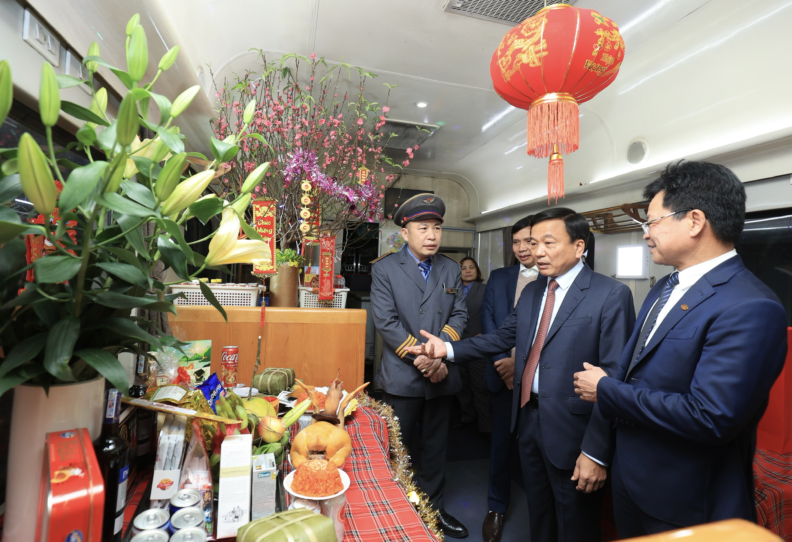 Tết ấm c&uacute;ng tr&ecirc;n những chuyến t&agrave;u xuy&ecirc;n giao thừa- Ảnh 1.