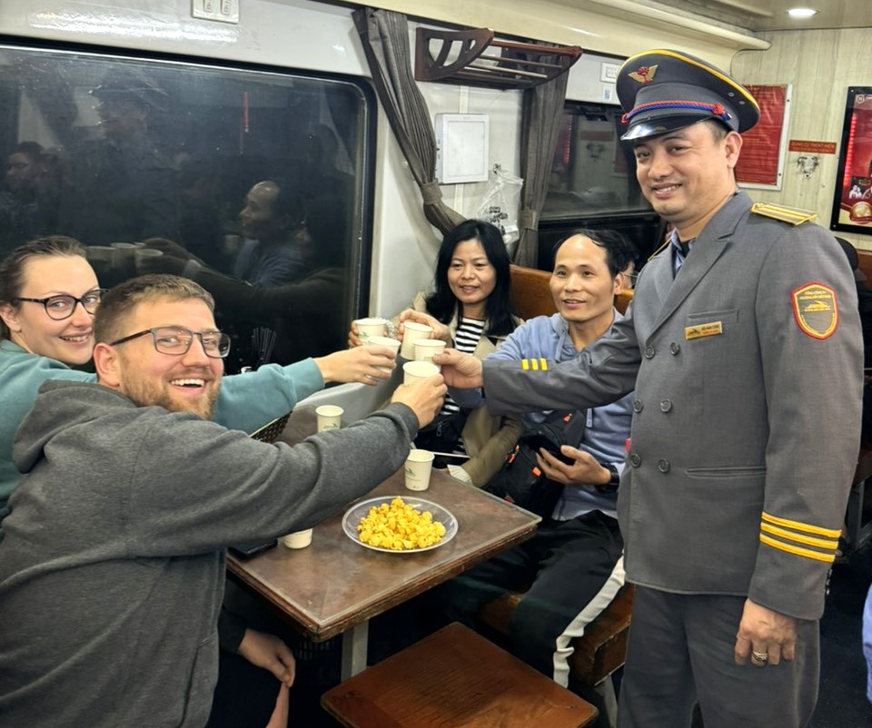 Tết ấm c&uacute;ng tr&ecirc;n những chuyến t&agrave;u xuy&ecirc;n giao thừa- Ảnh 4.