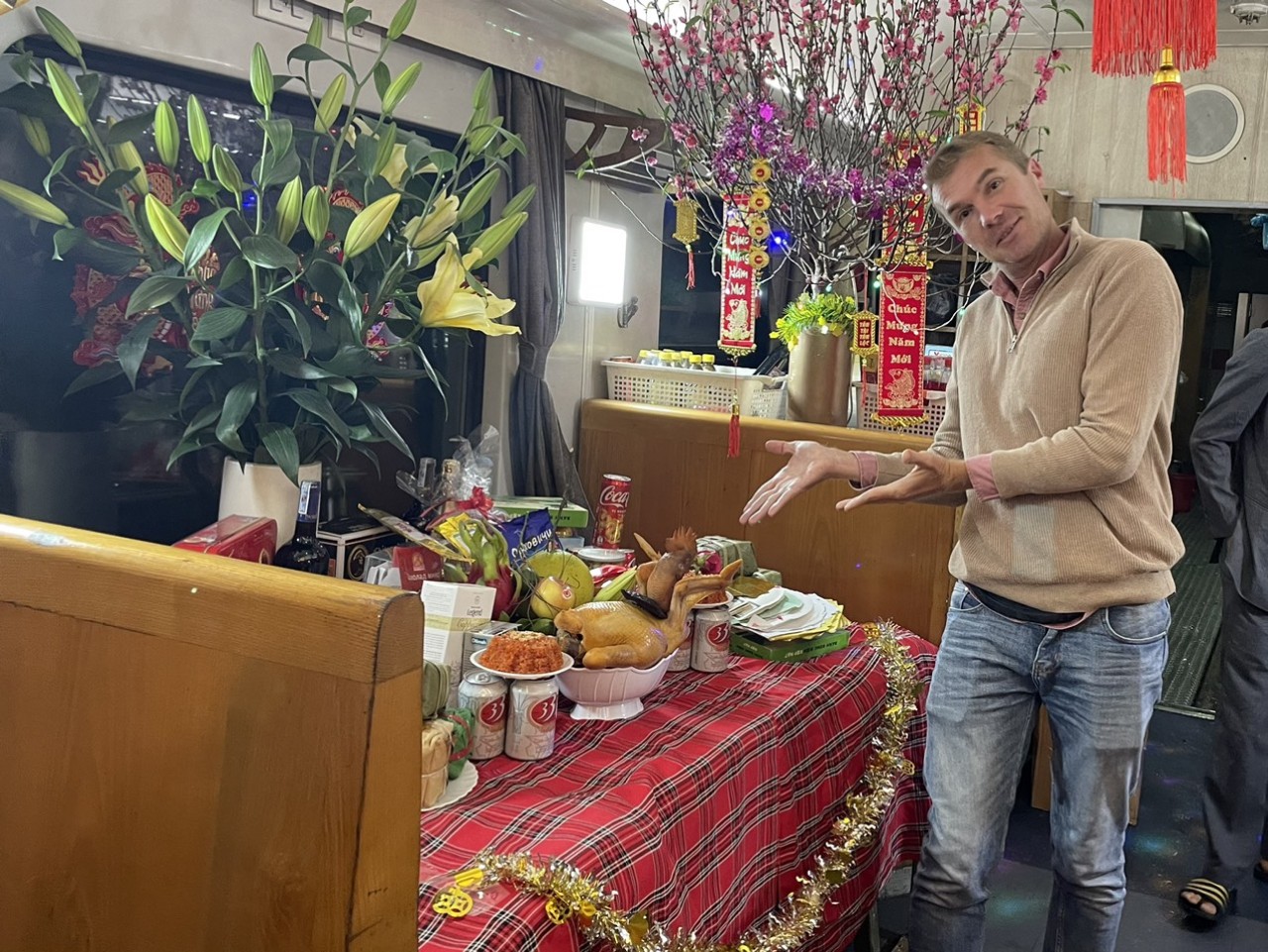 Tết ấm c&uacute;ng tr&ecirc;n những chuyến t&agrave;u xuy&ecirc;n giao thừa- Ảnh 3.