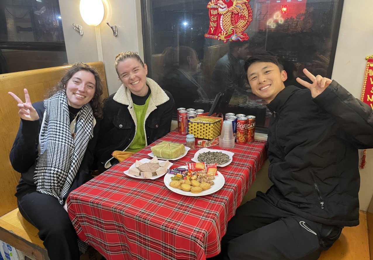 Tết ấm c&uacute;ng tr&ecirc;n những chuyến t&agrave;u xuy&ecirc;n giao thừa- Ảnh 2.