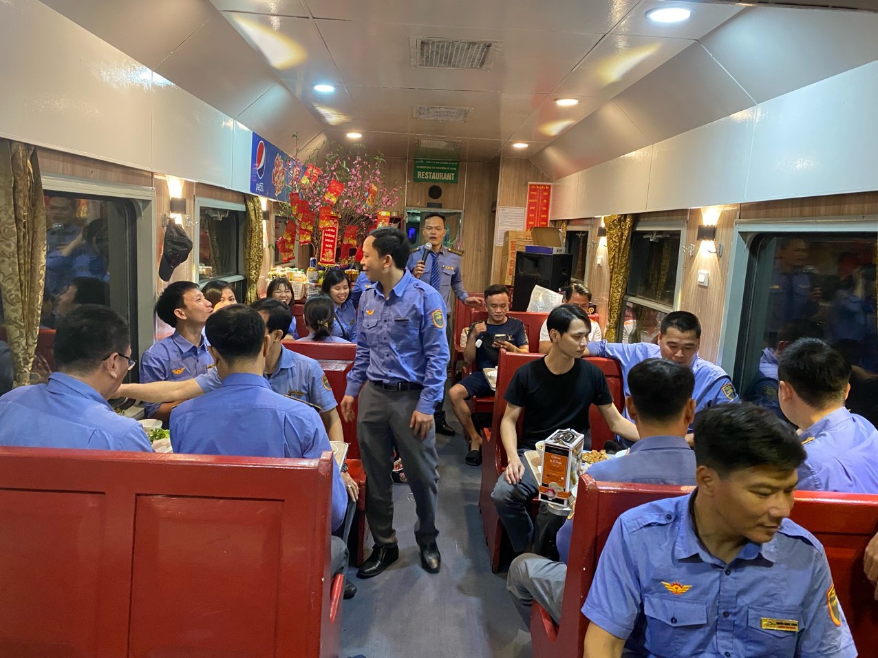 Tết ấm c&uacute;ng tr&ecirc;n những chuyến t&agrave;u xuy&ecirc;n giao thừa- Ảnh 9.