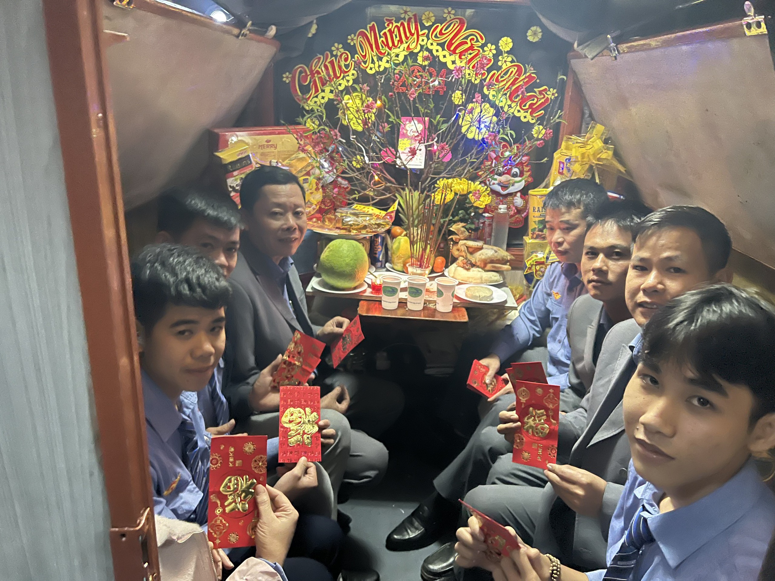 Tết ấm c&uacute;ng tr&ecirc;n những chuyến t&agrave;u xuy&ecirc;n giao thừa- Ảnh 15.