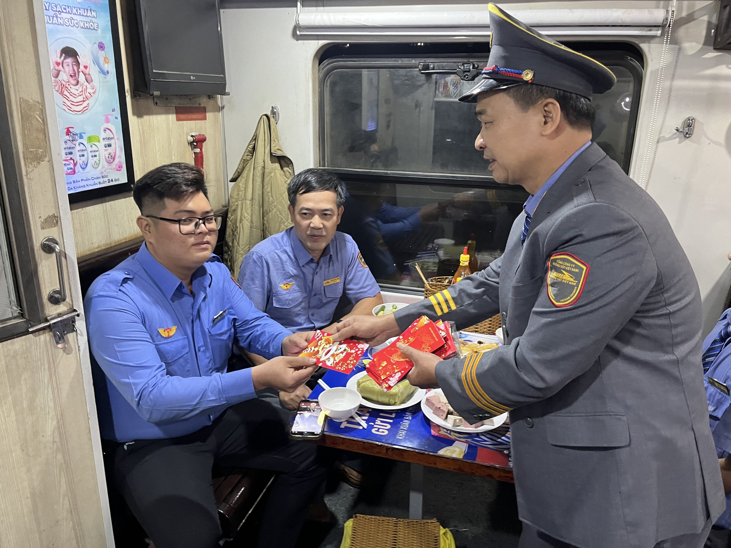 Tết ấm c&uacute;ng tr&ecirc;n những chuyến t&agrave;u xuy&ecirc;n giao thừa- Ảnh 14.