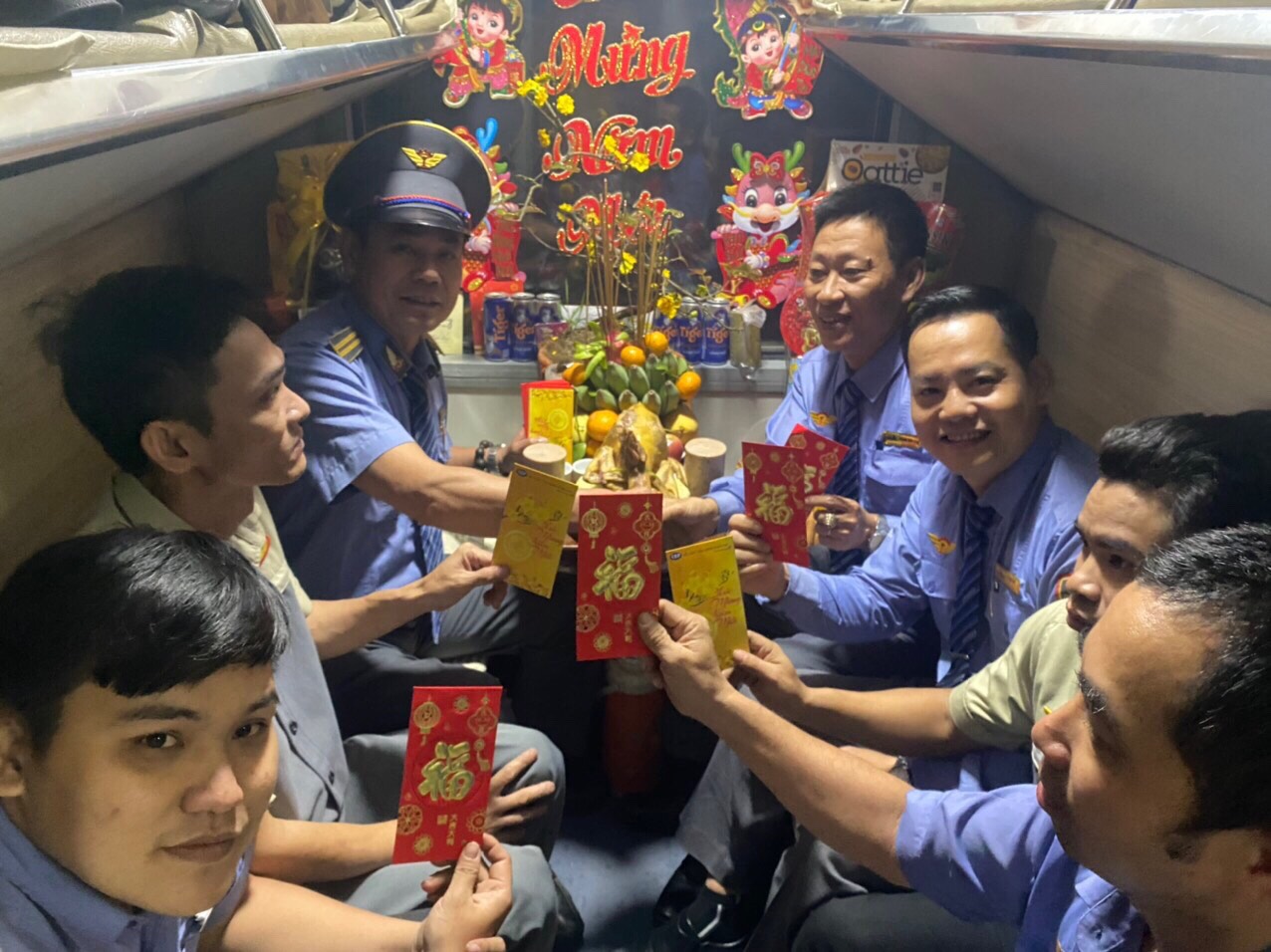 Tết ấm c&uacute;ng tr&ecirc;n những chuyến t&agrave;u xuy&ecirc;n giao thừa- Ảnh 16.