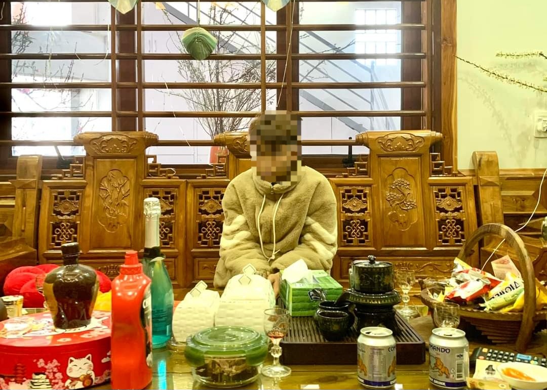 Đi xem ph&aacute;o hoa Tết bị lạc, nam thanh ni&ecirc;n được c&ocirc;ng an đưa về nh&agrave;- Ảnh 1.