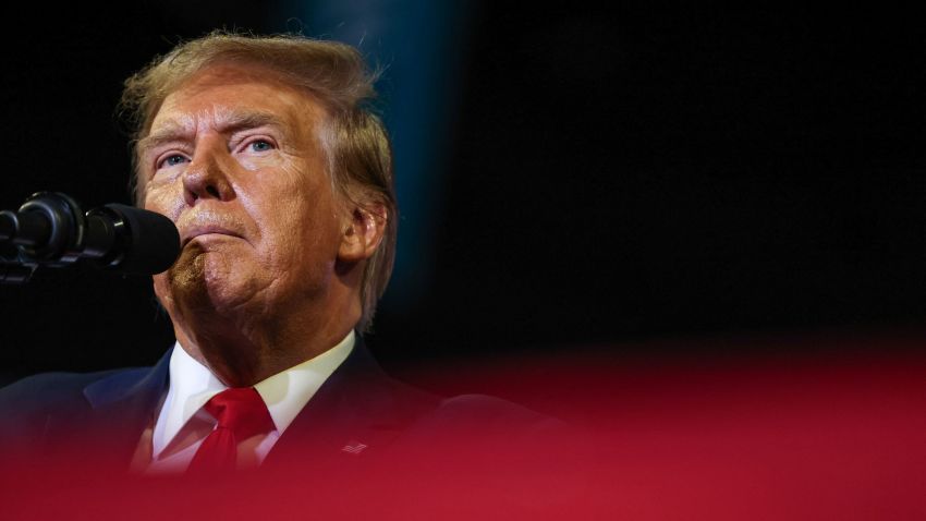 &Ocirc;ng Trump tuy&ecirc;n bố sẽ kh&ocirc;ng bảo vệ c&aacute;c nước NATO nếu kh&ocirc;ng chi đủ tiền đ&oacute;ng g&oacute;p v&agrave;o ng&acirc;n s&aacute;ch của khối hiệp ước. (Ảnh: AFP)