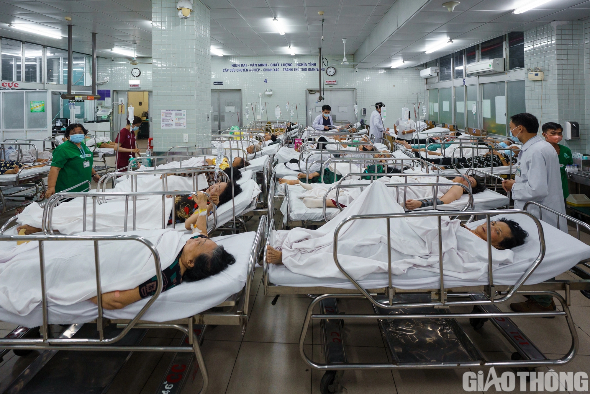 Xuyên đêm mùng 2 Tết cấp cứu nhiều ca tai nạn giao thông tại Bệnh viện Chợ Rẫy- Ảnh 1. Xuyên đêm mùng 2 Tết cấp cứu nhiều ca tai nạn giao thông tại Bệnh viện Chợ Rẫy- Ảnh 1.