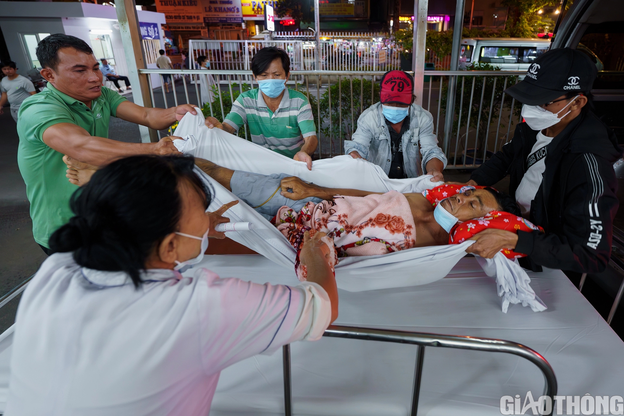 Xuyên đêm mùng 2 Tết cấp cứu nhiều ca tai nạn giao thông tại Bệnh viện Chợ Rẫy- Ảnh 2. Xuyên đêm mùng 2 Tết cấp cứu nhiều ca tai nạn giao thông tại Bệnh viện Chợ Rẫy- Ảnh 2.