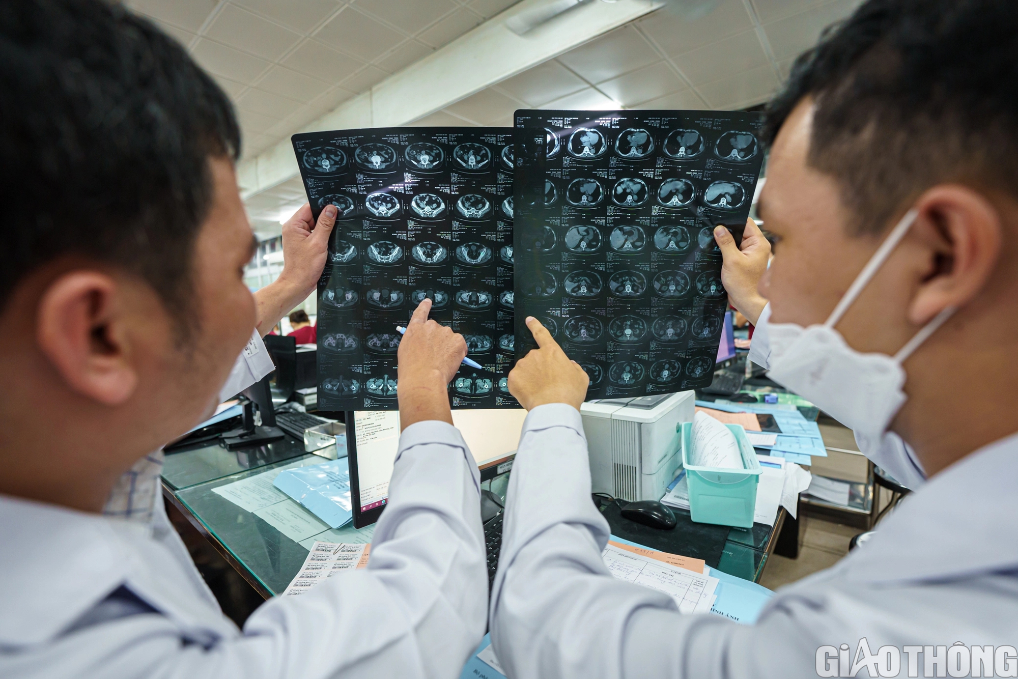 Xuyên đêm mùng 2 Tết cấp cứu nhiều ca tai nạn giao thông tại Bệnh viện Chợ Rẫy- Ảnh 11. Xuyên đêm mùng 2 Tết cấp cứu nhiều ca tai nạn giao thông tại Bệnh viện Chợ Rẫy- Ảnh 11.