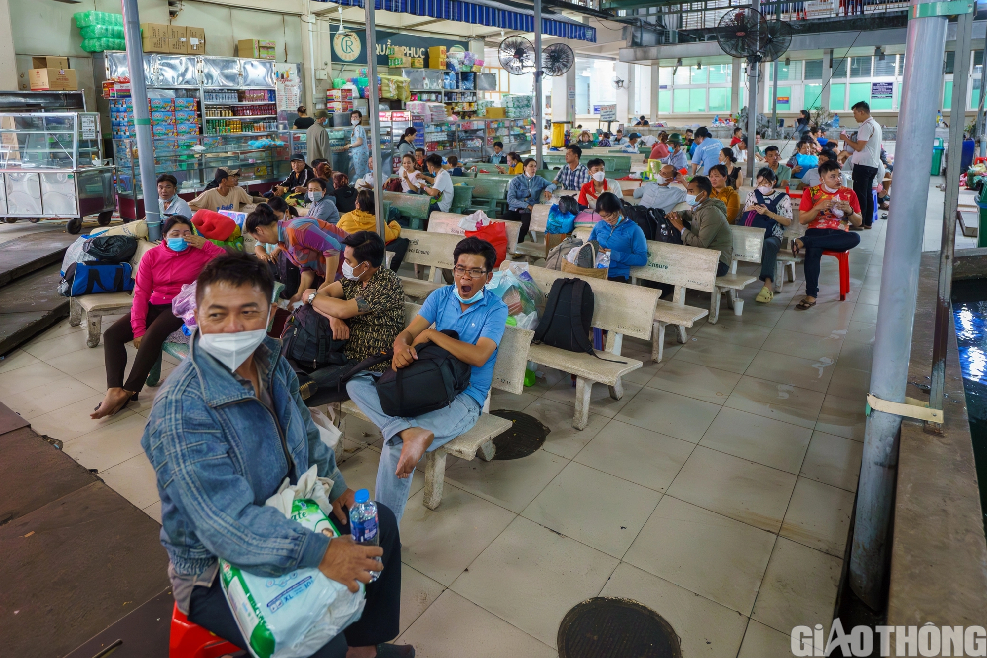 Xuyên đêm mùng 2 Tết cấp cứu nhiều ca tai nạn giao thông tại Bệnh viện Chợ Rẫy- Ảnh 13. Xuyên đêm mùng 2 Tết cấp cứu nhiều ca tai nạn giao thông tại Bệnh viện Chợ Rẫy- Ảnh 13.