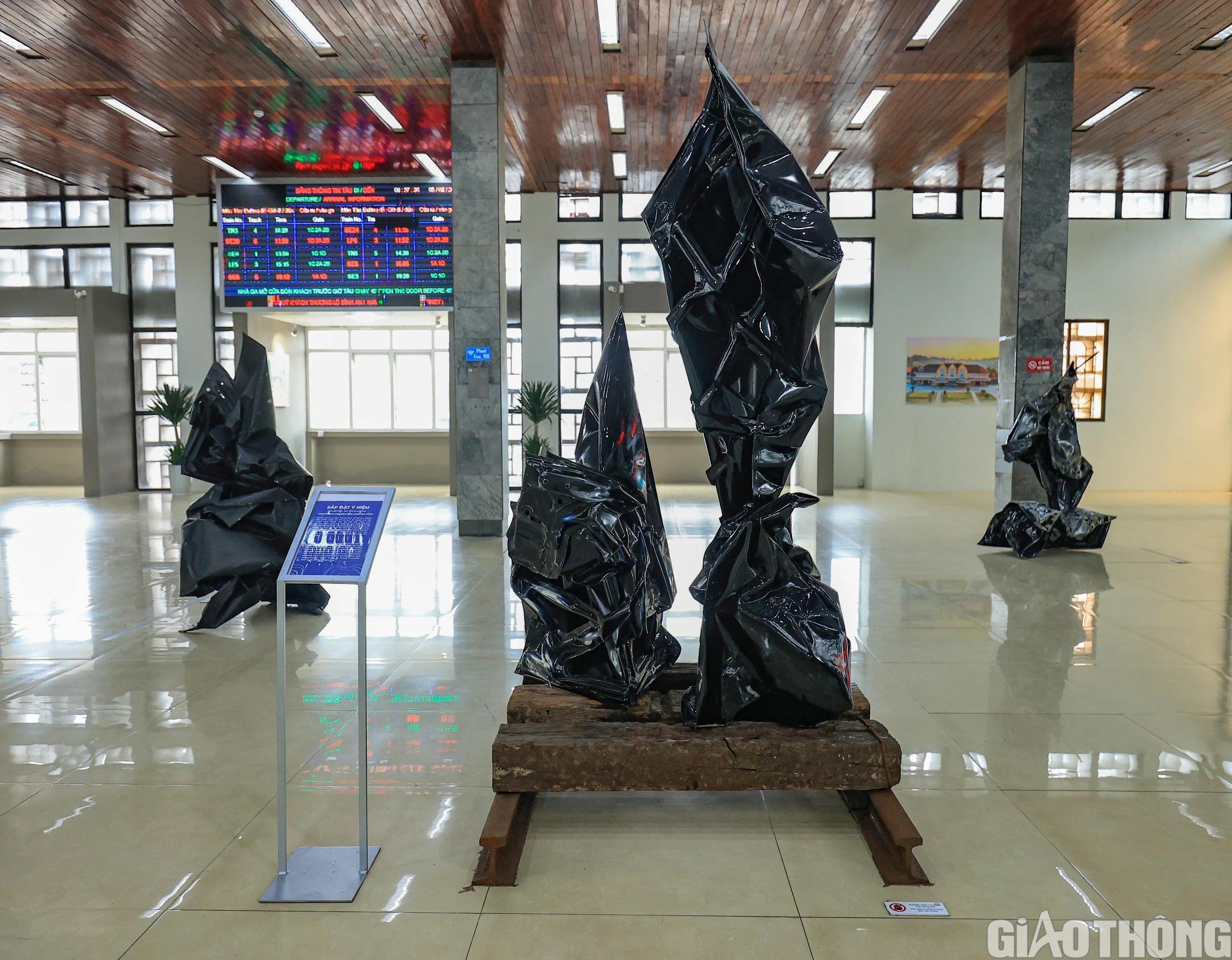 Kh&aacute;ch đi t&agrave;u bất ngờ ga H&agrave; Nội 