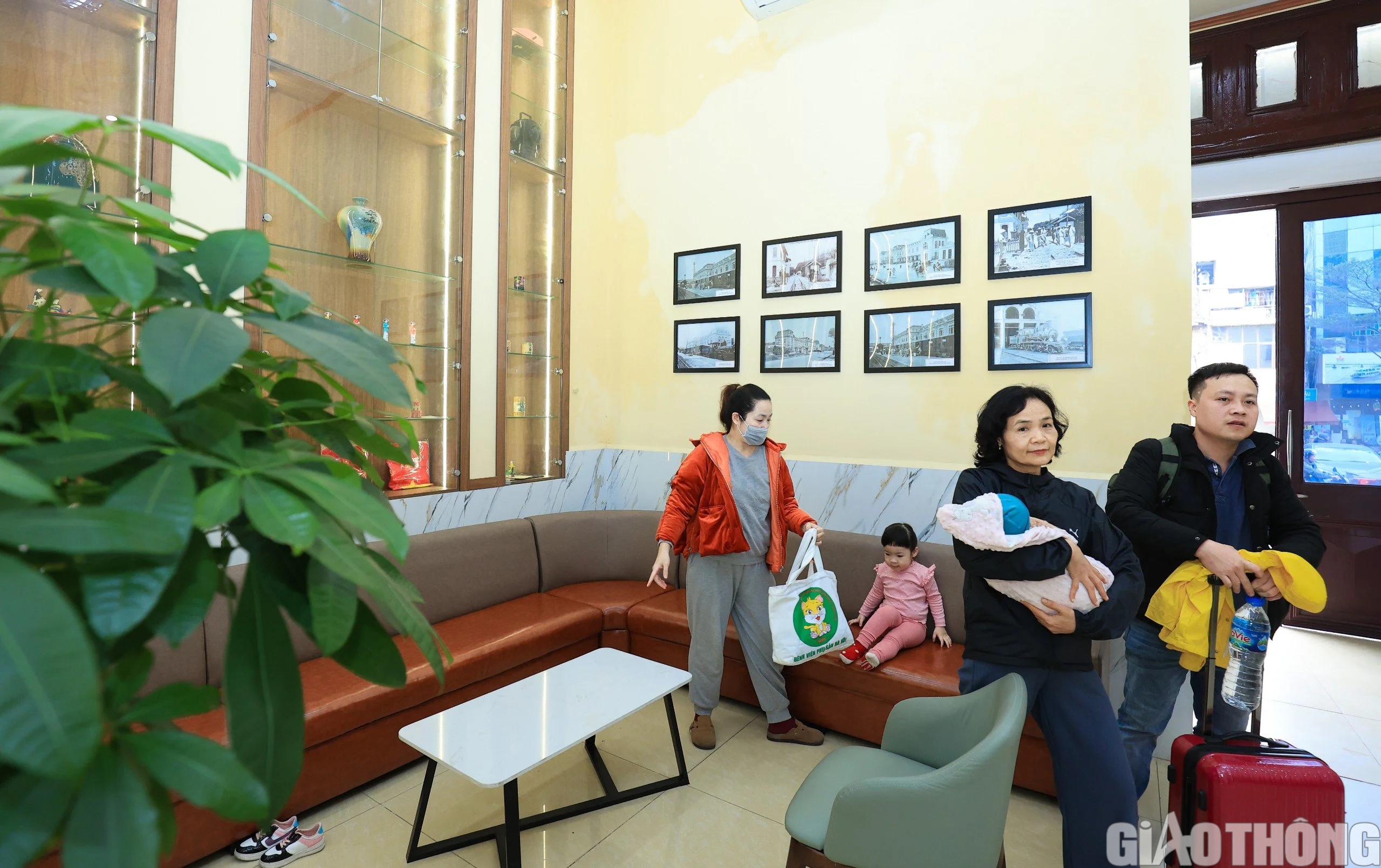 Kh&aacute;ch đi t&agrave;u bất ngờ ga H&agrave; Nội 