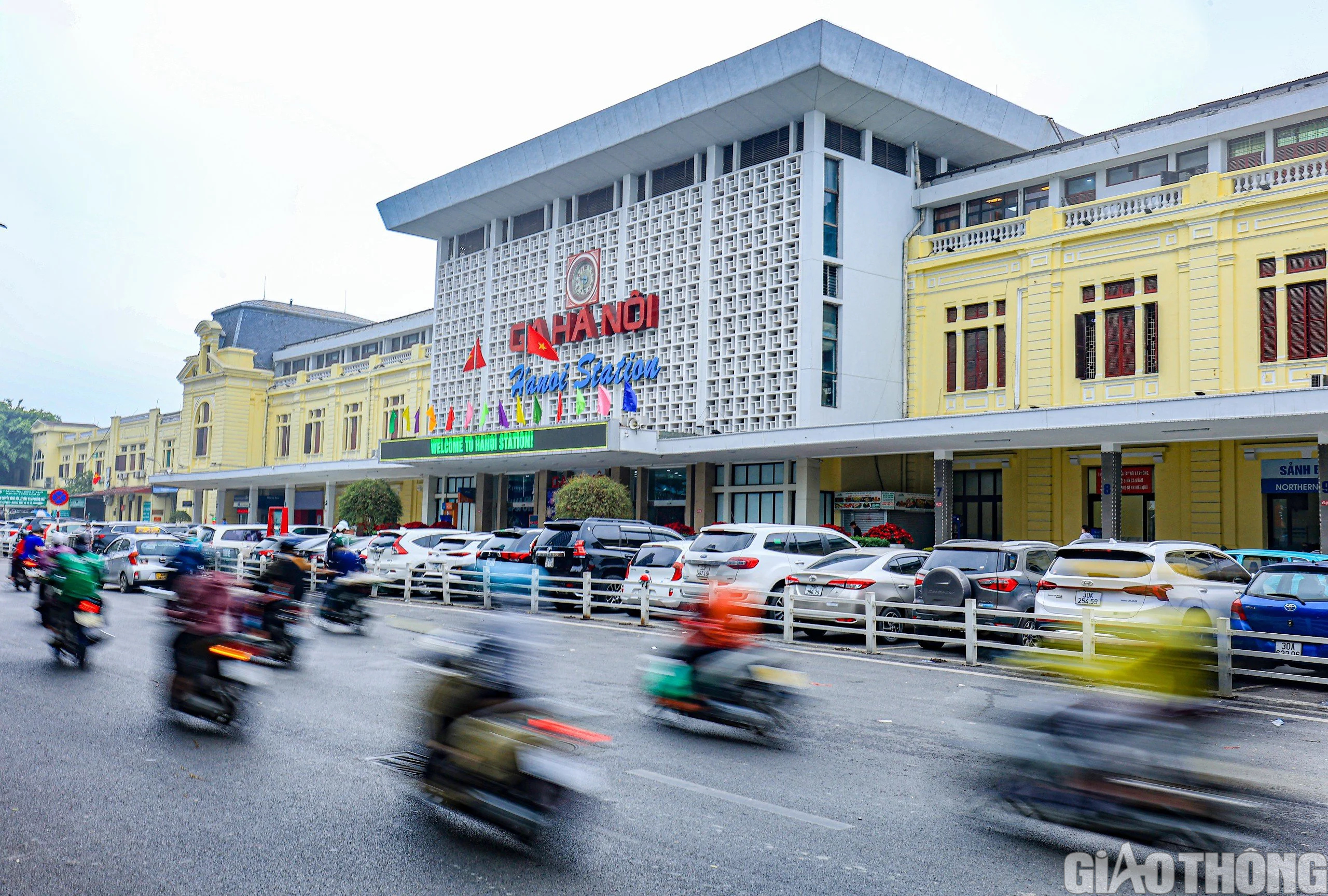 Kh&aacute;ch đi t&agrave;u bất ngờ ga H&agrave; Nội 