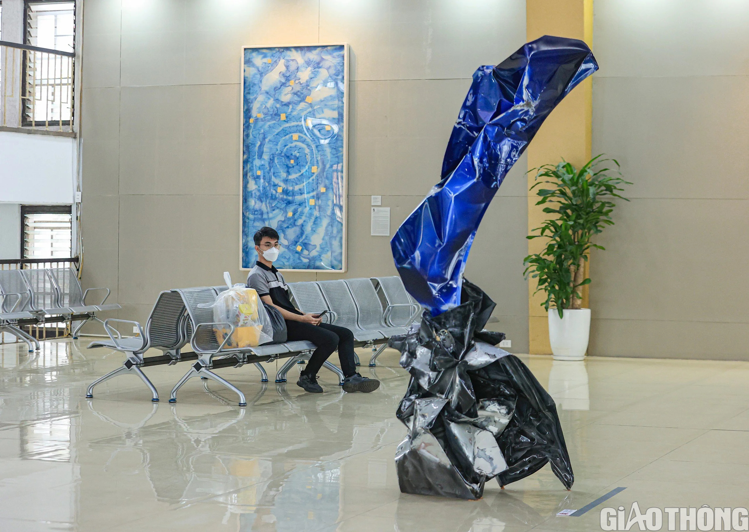 Kh&aacute;ch đi t&agrave;u bất ngờ ga H&agrave; Nội 