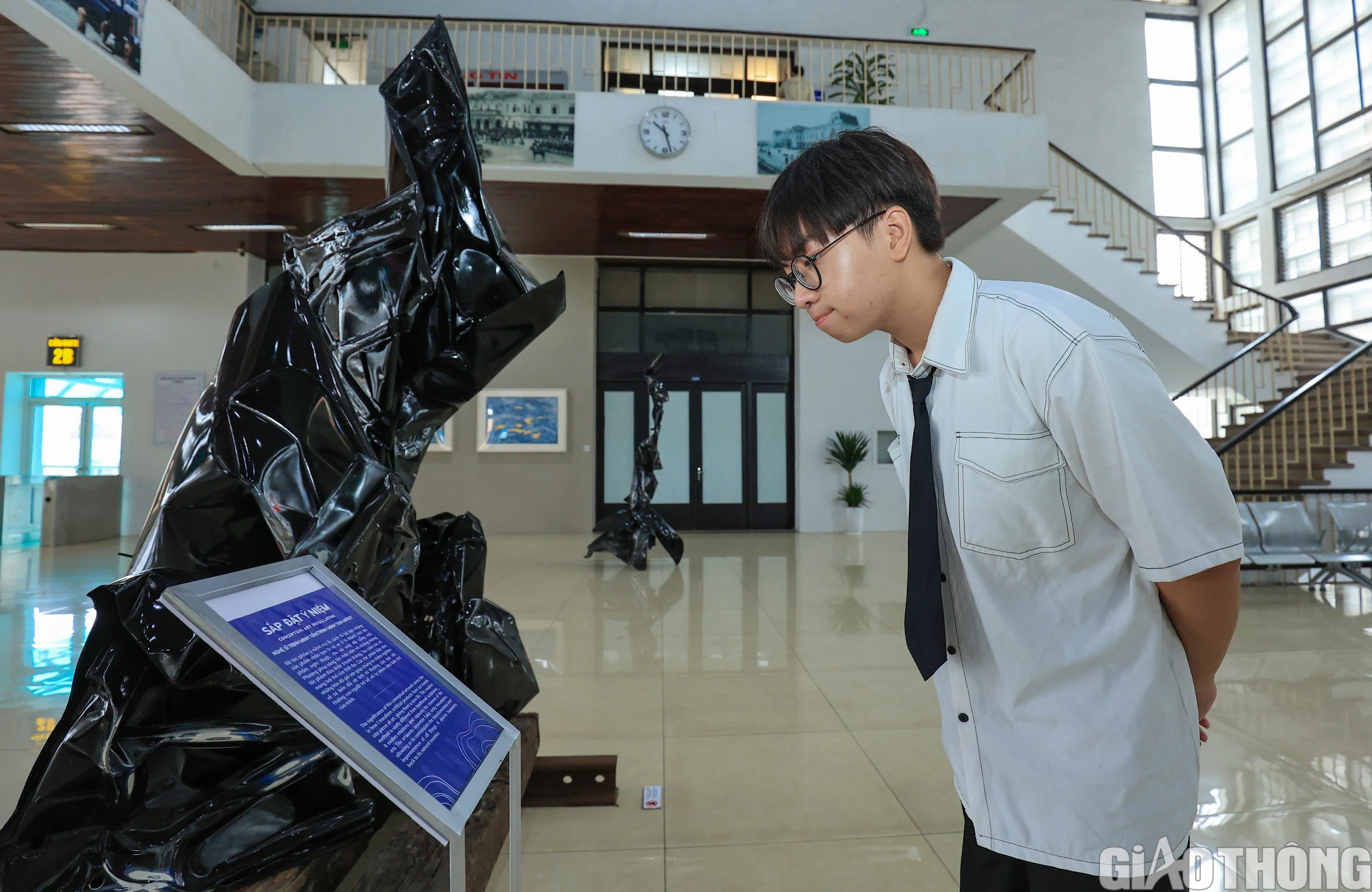 Kh&aacute;ch đi t&agrave;u bất ngờ ga H&agrave; Nội 