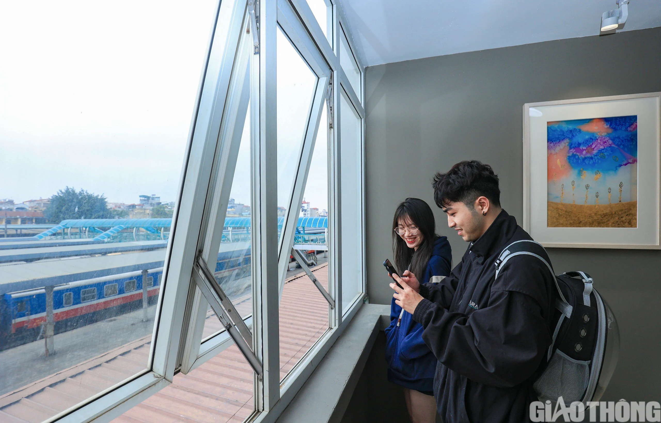 Kh&aacute;ch đi t&agrave;u bất ngờ ga H&agrave; Nội 