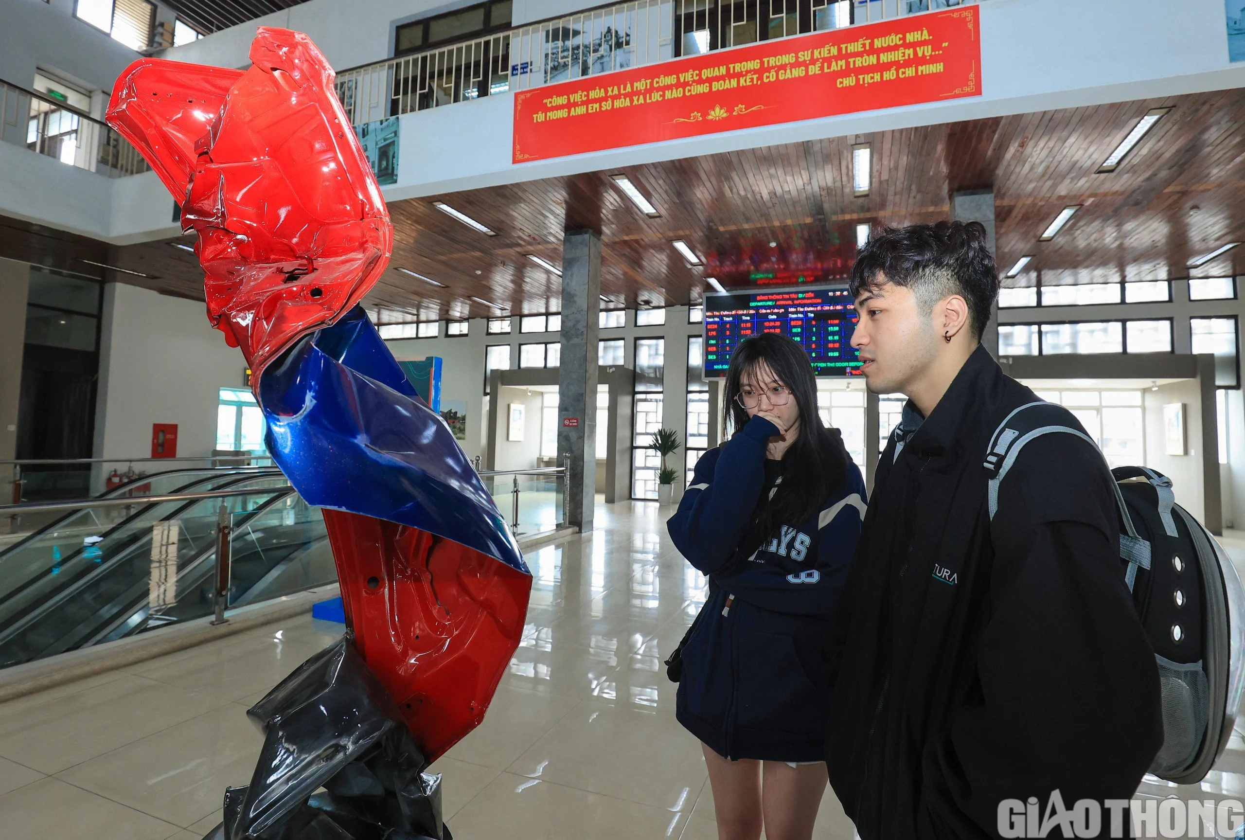 Kh&aacute;ch đi t&agrave;u bất ngờ ga H&agrave; Nội 