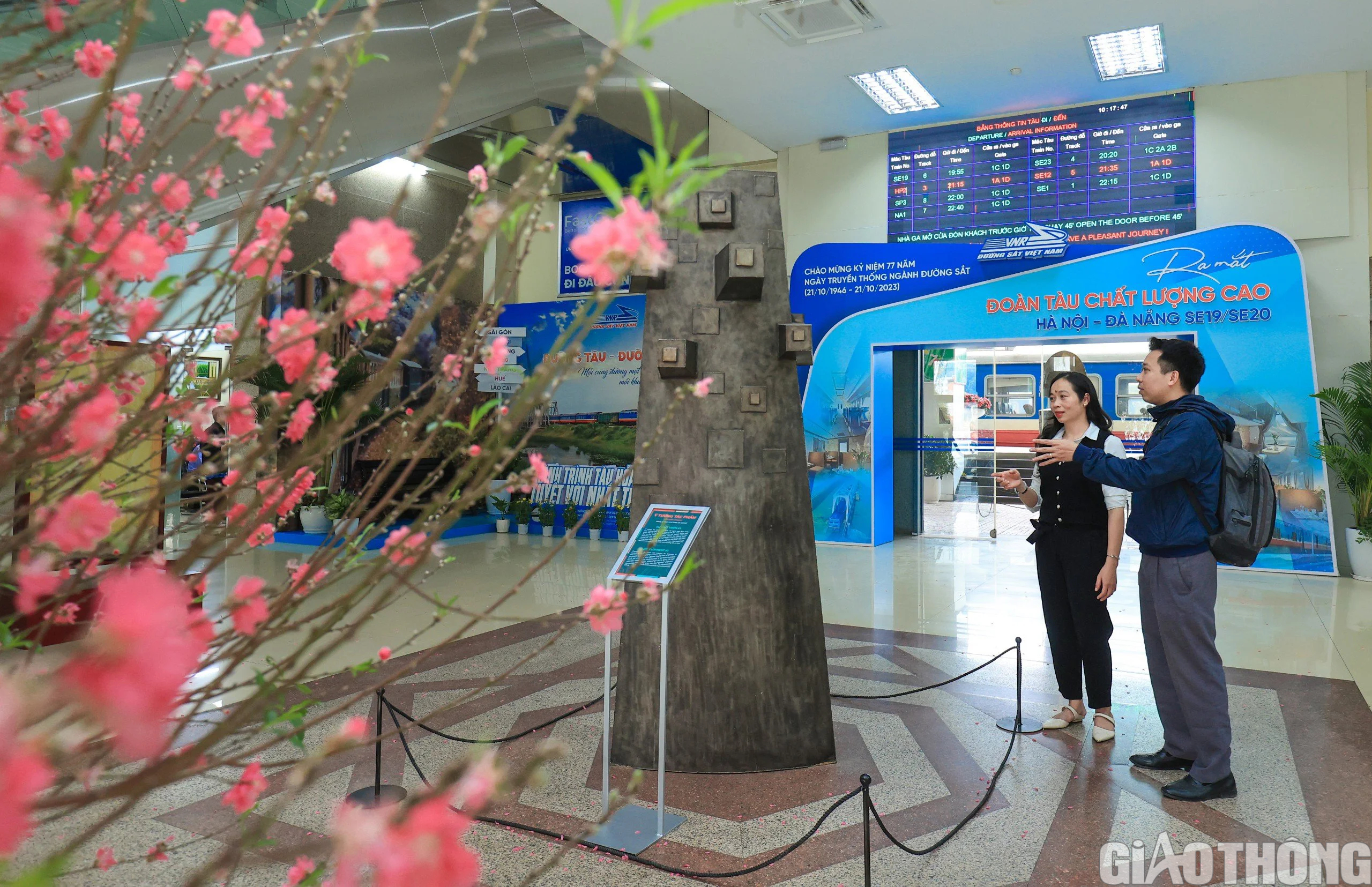 Kh&aacute;ch đi t&agrave;u bất ngờ ga H&agrave; Nội 