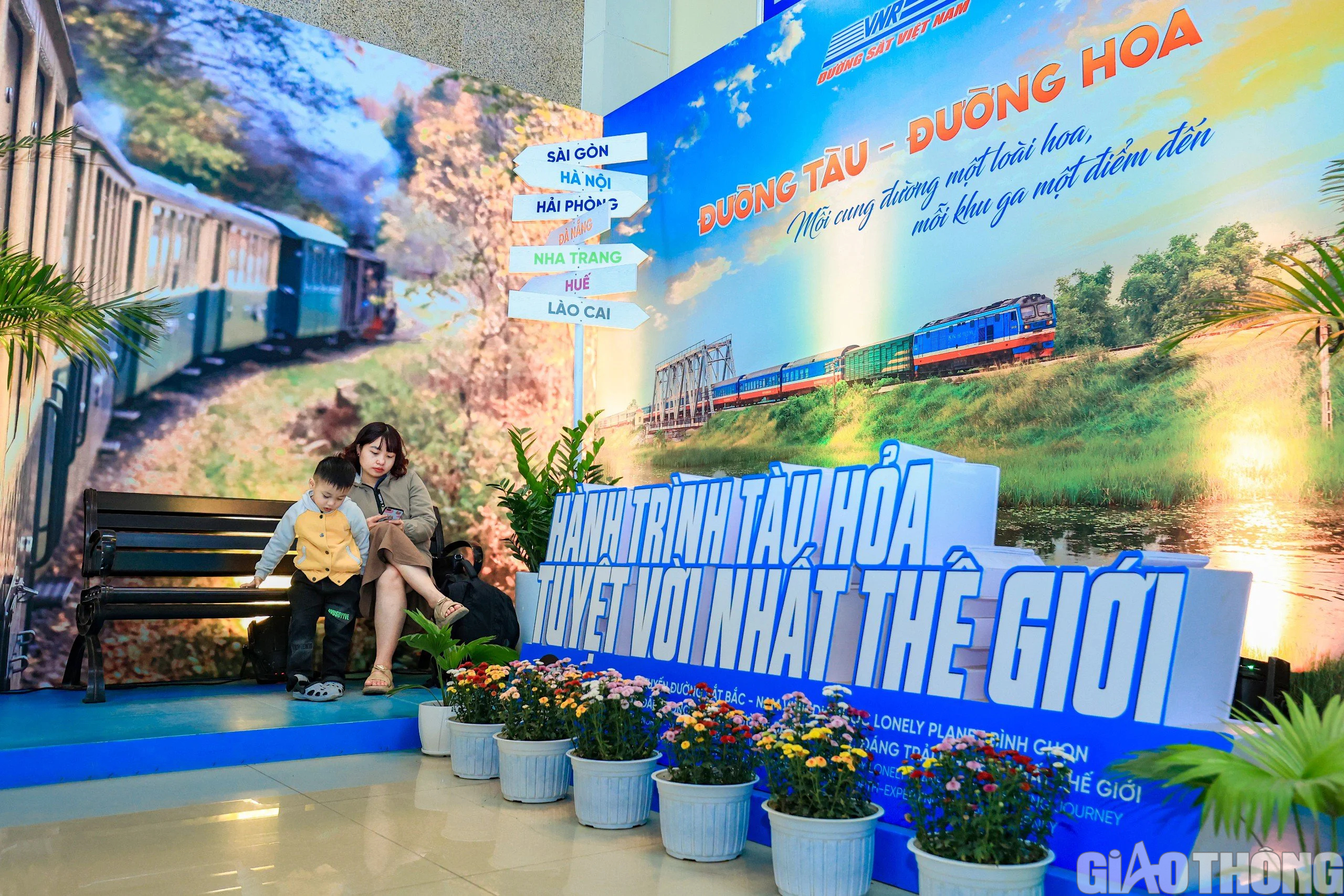 Kh&aacute;ch đi t&agrave;u bất ngờ ga H&agrave; Nội 