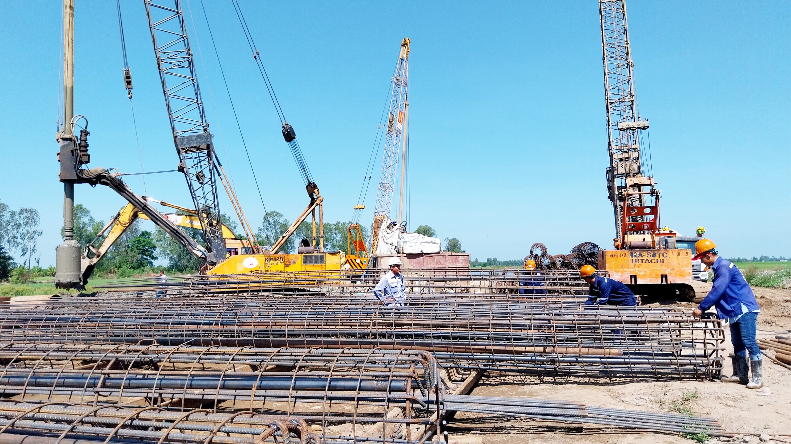 L&agrave;m cầu xuy&ecirc;n Tết tr&ecirc;n c&ocirc;ng trường cao tốc Ch&acirc;u Đốc - Cần Thơ - S&oacute;c Trăng- Ảnh 3.