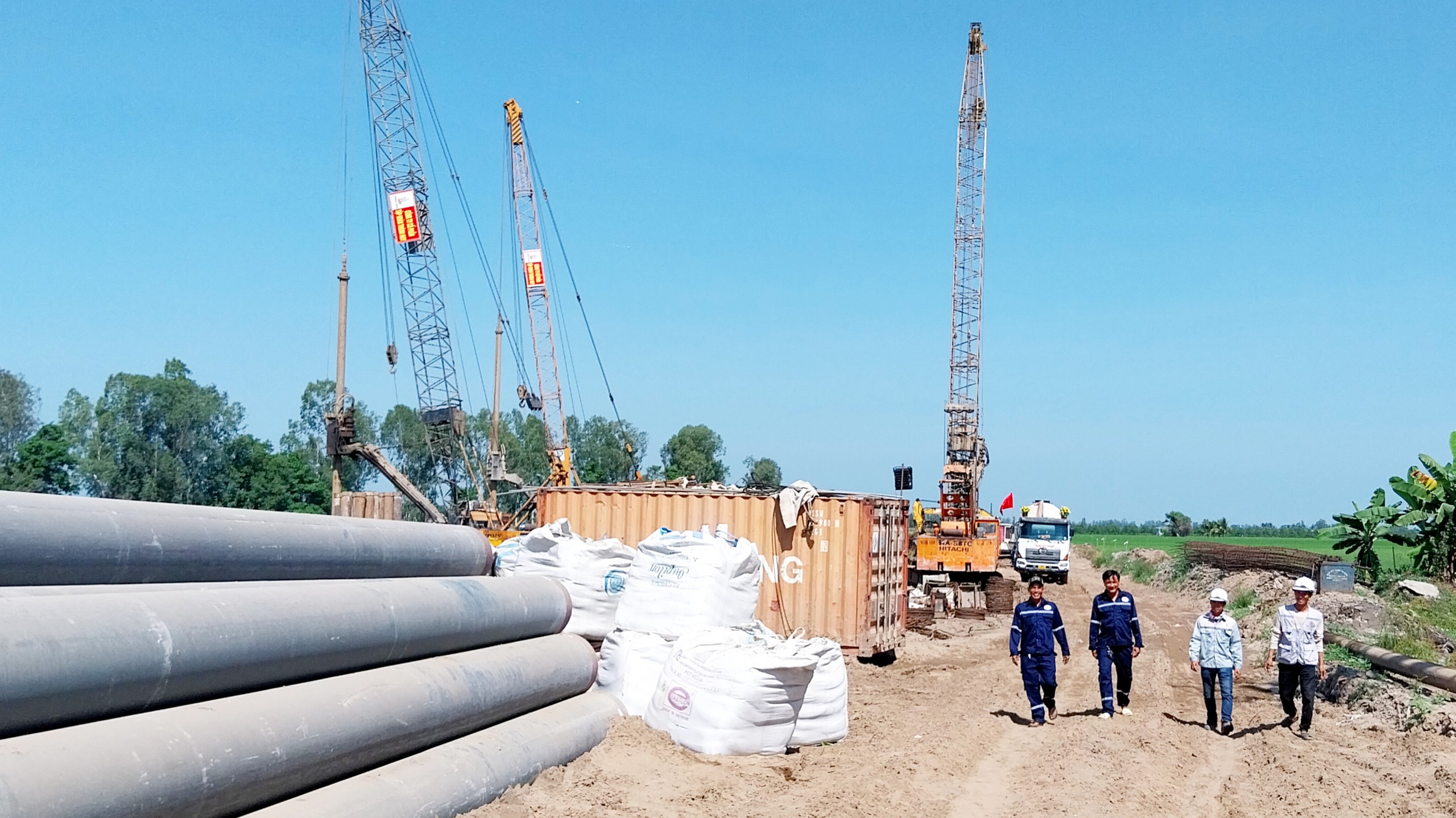 L&agrave;m cầu xuy&ecirc;n Tết tr&ecirc;n c&ocirc;ng trường cao tốc Ch&acirc;u Đốc - Cần Thơ - S&oacute;c Trăng- Ảnh 2.