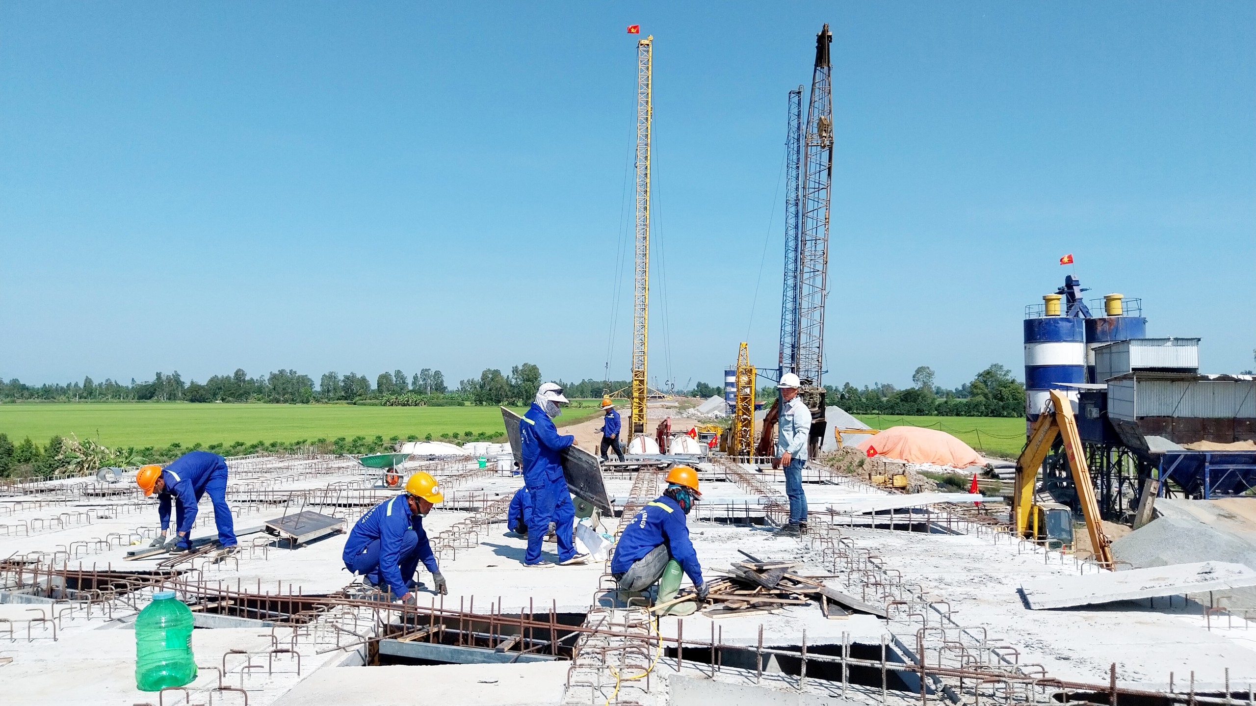 L&agrave;m cầu xuy&ecirc;n Tết tr&ecirc;n c&ocirc;ng trường cao tốc Ch&acirc;u Đốc - Cần Thơ - S&oacute;c Trăng- Ảnh 1.