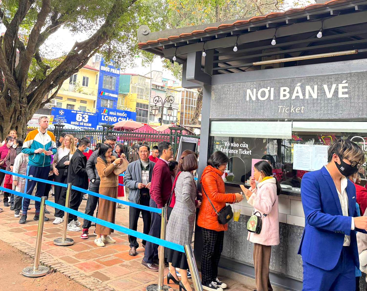 Người d&acirc;n xếp h&agrave;ng cả giờ chờ v&agrave;o Văn Miếu - Quốc Tử Gi&aacute;m- Ảnh 2.