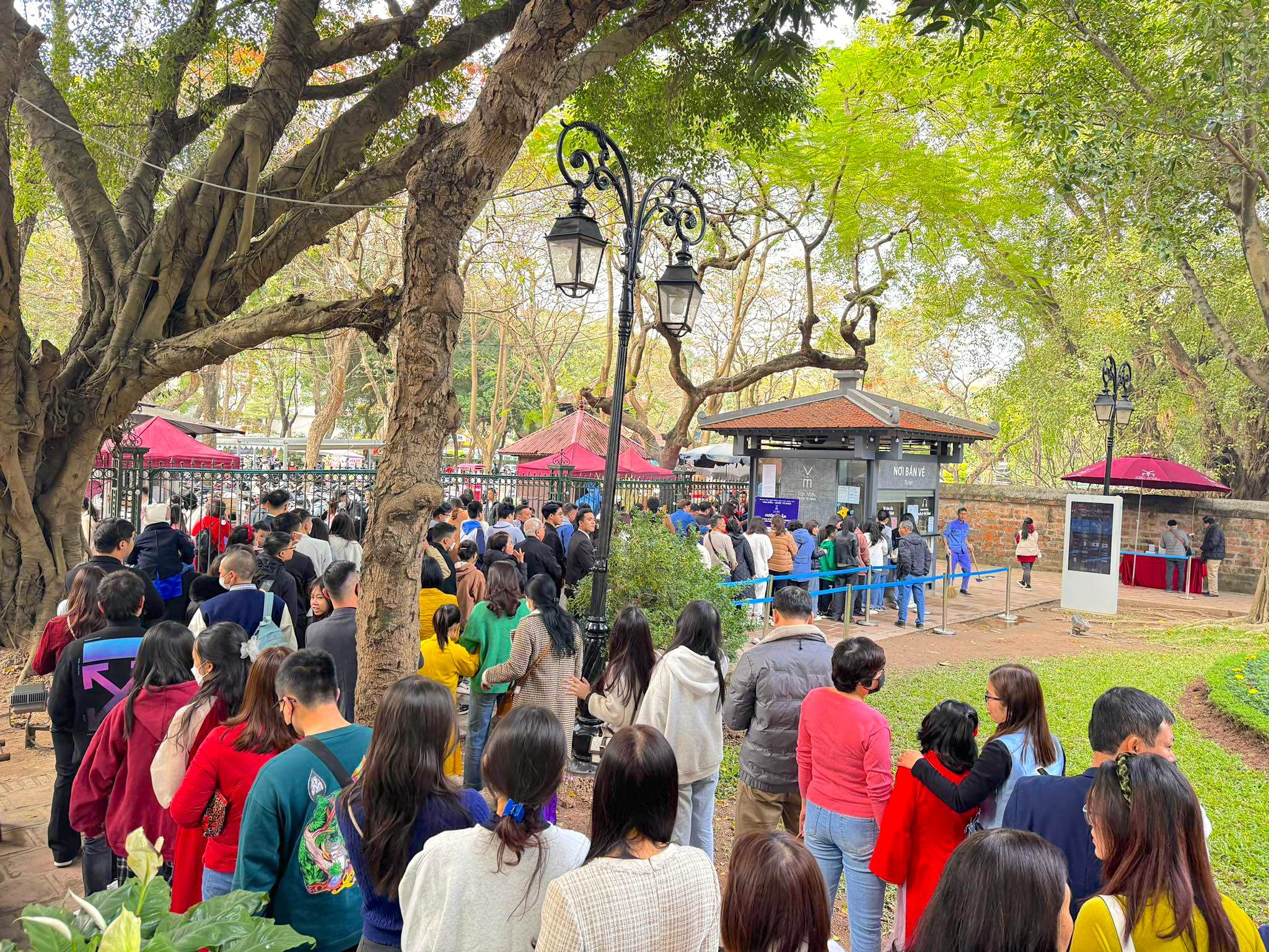 Người d&acirc;n xếp h&agrave;ng cả giờ chờ v&agrave;o Văn Miếu - Quốc Tử Gi&aacute;m- Ảnh 3.
