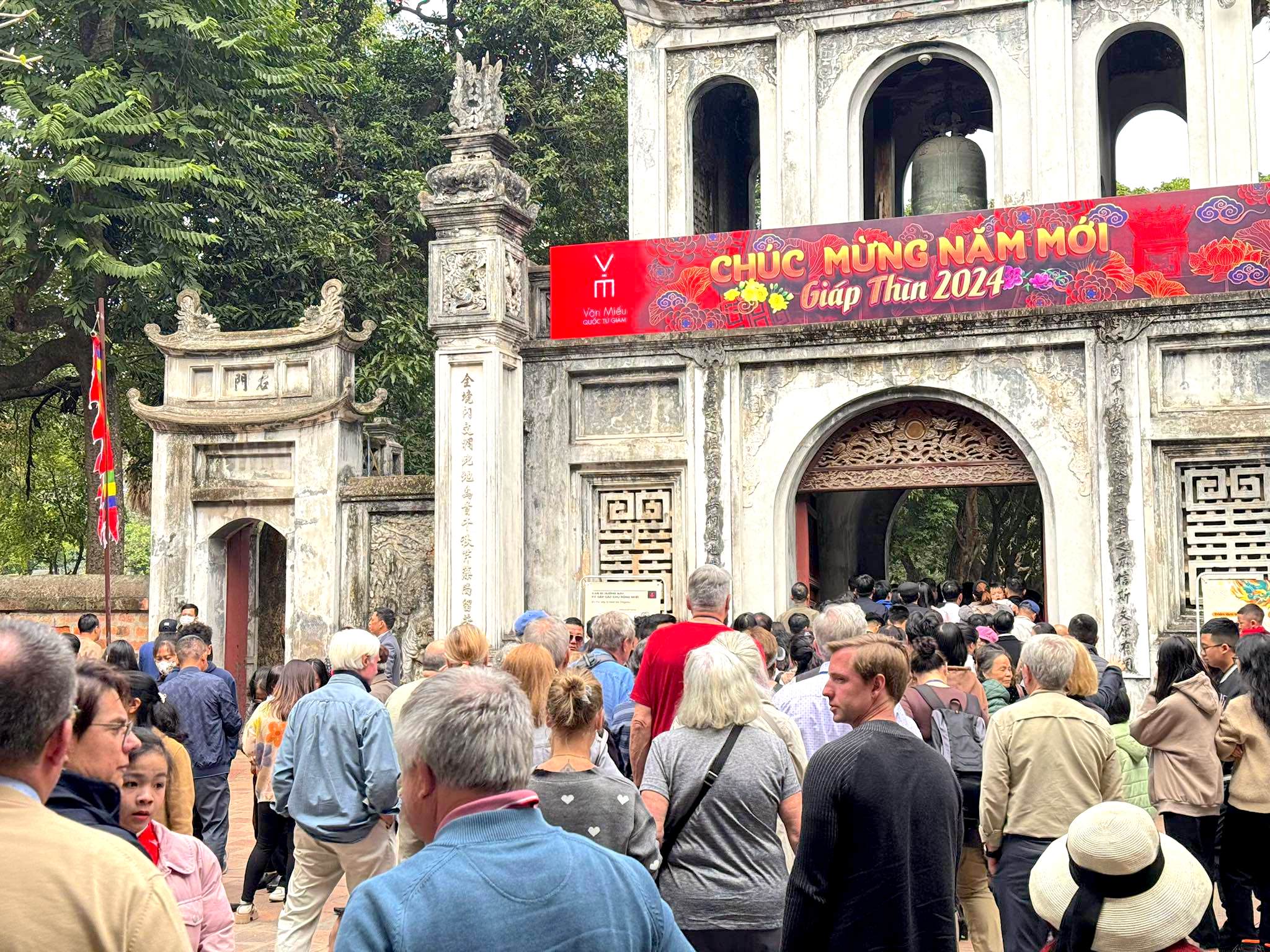 Người d&acirc;n xếp h&agrave;ng cả giờ chờ v&agrave;o Văn Miếu - Quốc Tử Gi&aacute;m- Ảnh 1.