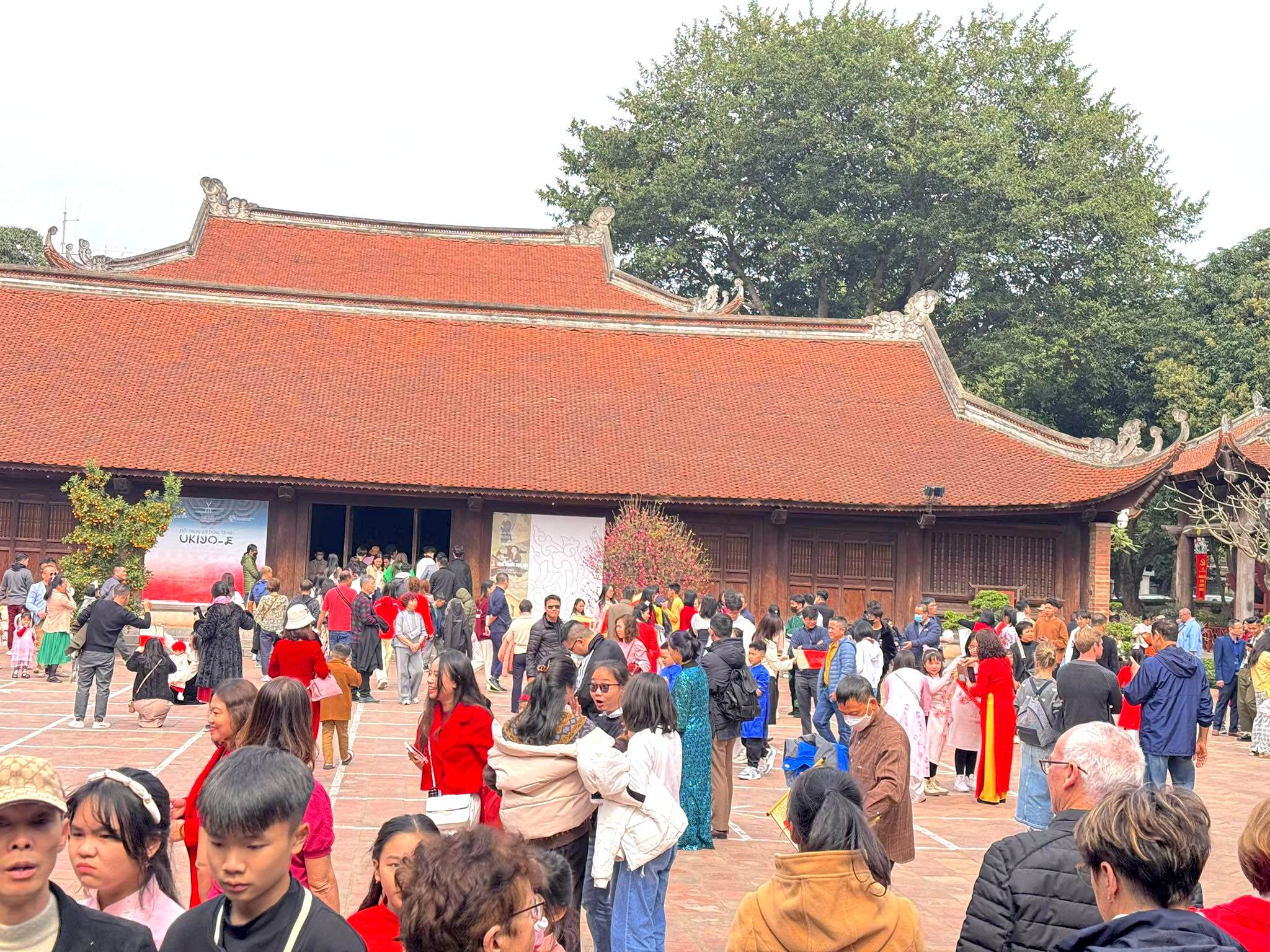 Người d&acirc;n xếp h&agrave;ng cả giờ chờ v&agrave;o Văn Miếu - Quốc Tử Gi&aacute;m- Ảnh 12.