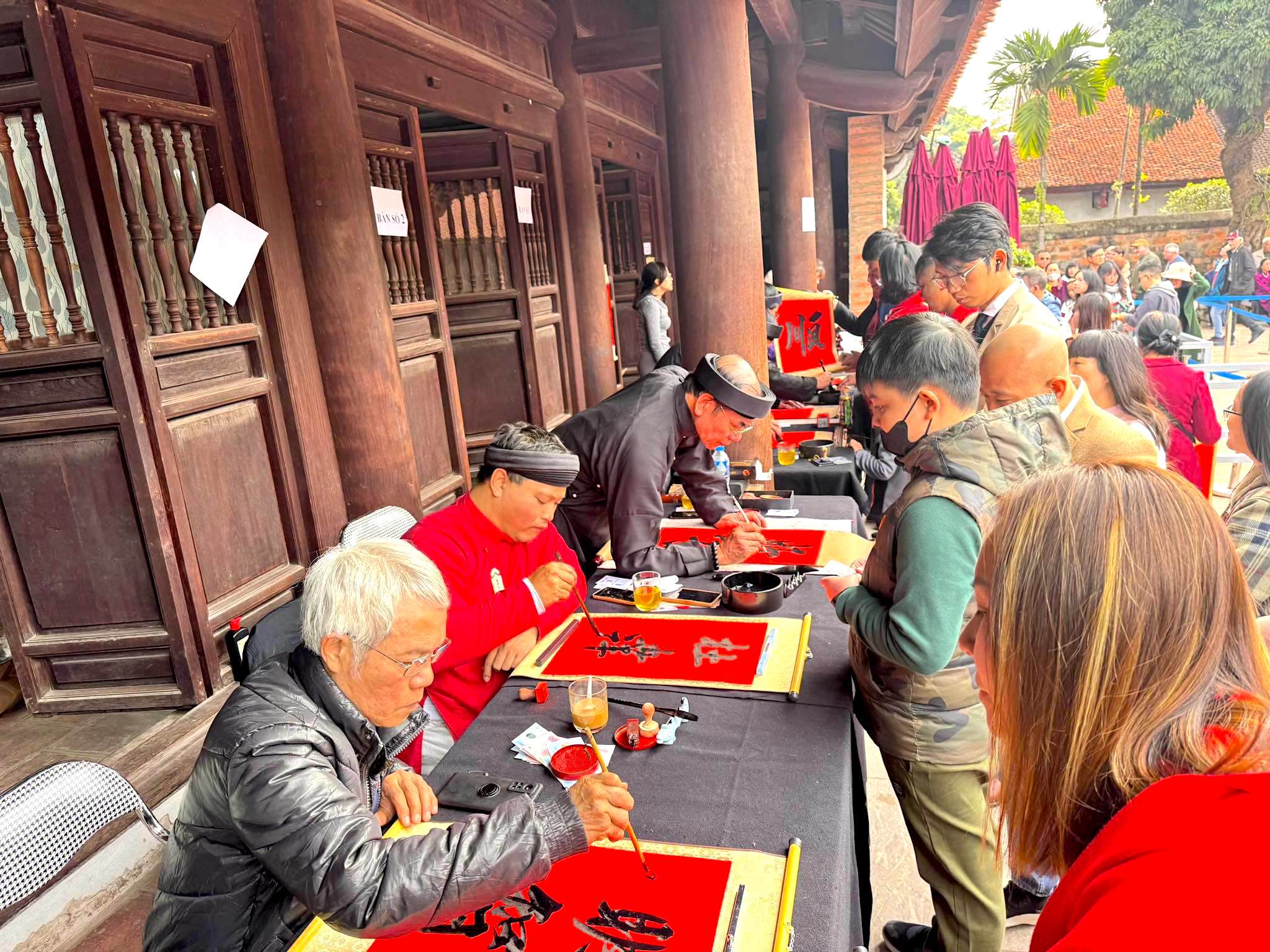 Người d&acirc;n xếp h&agrave;ng cả giờ chờ v&agrave;o Văn Miếu - Quốc Tử Gi&aacute;m- Ảnh 5.