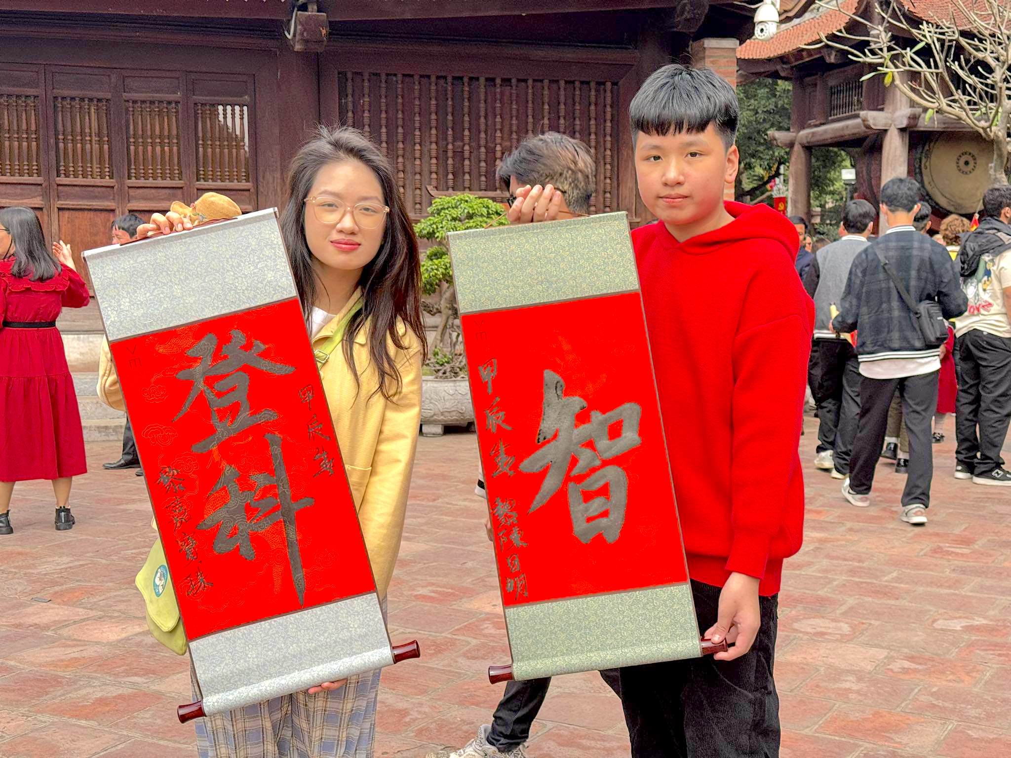 Người d&acirc;n xếp h&agrave;ng cả giờ chờ v&agrave;o Văn Miếu - Quốc Tử Gi&aacute;m- Ảnh 7.