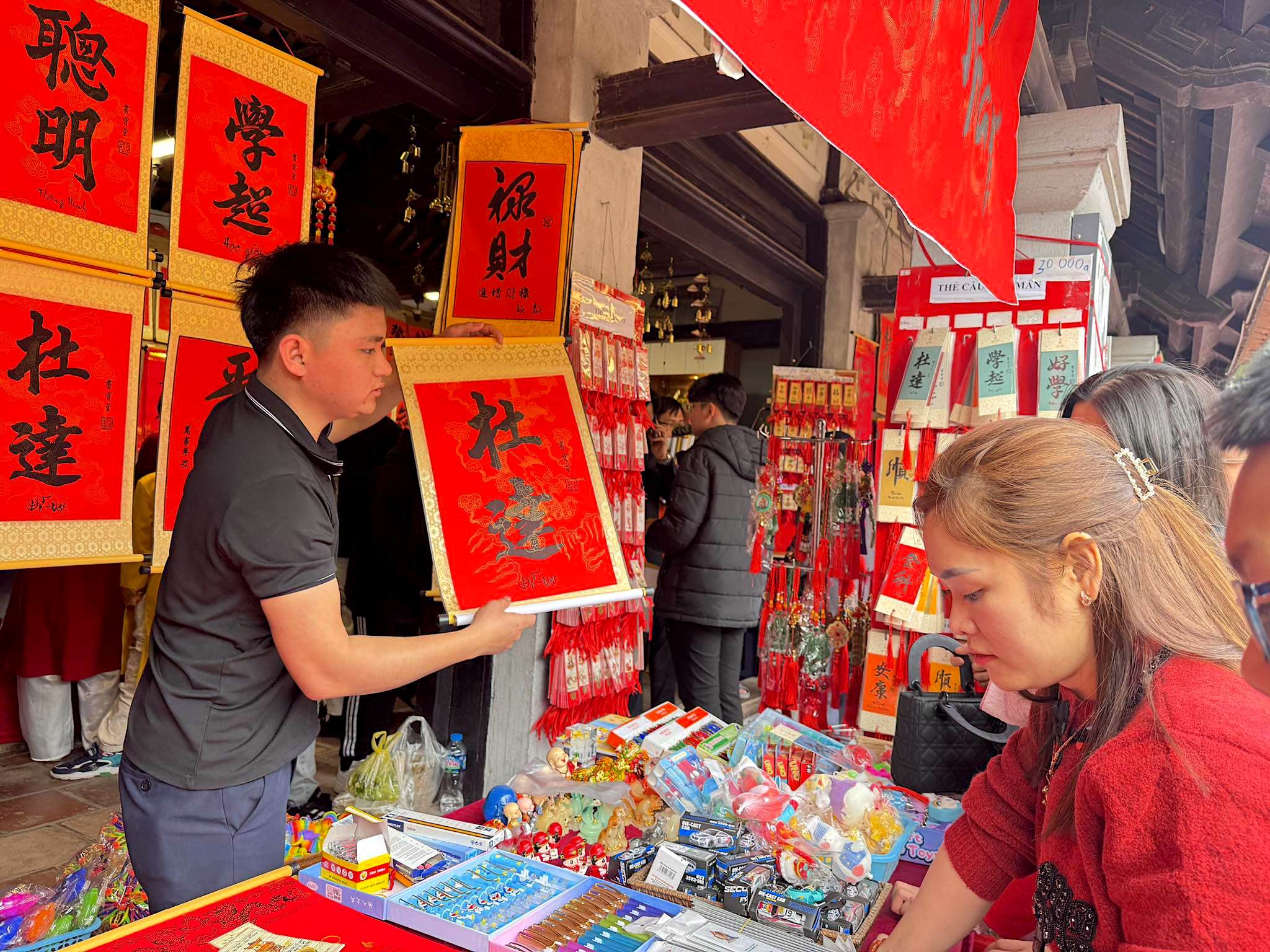 Người d&acirc;n xếp h&agrave;ng cả giờ chờ v&agrave;o Văn Miếu - Quốc Tử Gi&aacute;m- Ảnh 9.