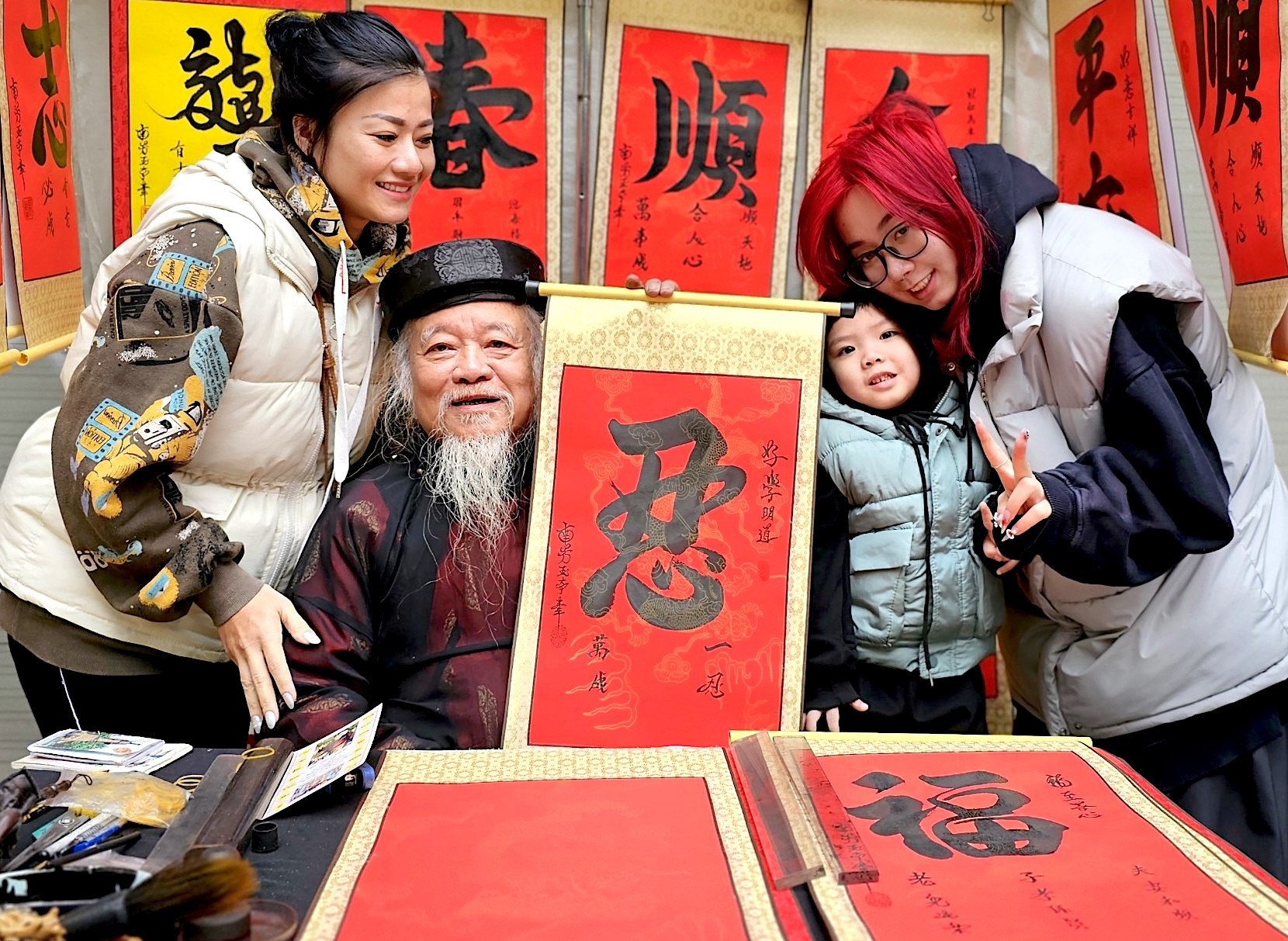 Người d&acirc;n xếp h&agrave;ng cả giờ chờ v&agrave;o Văn Miếu - Quốc Tử Gi&aacute;m- Ảnh 8.