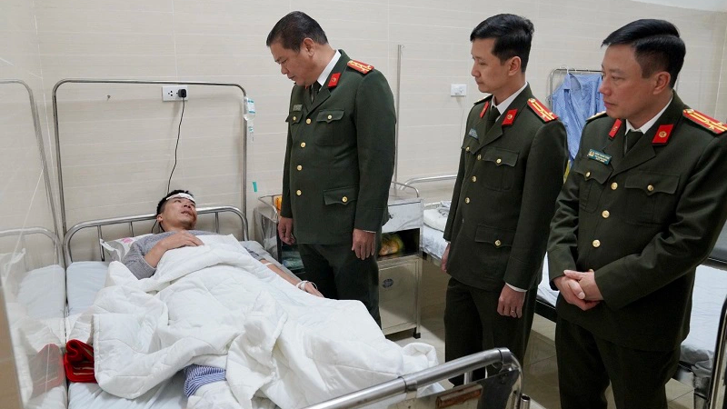 Tạm giữ đối tượng say rượu, l&aacute;i xe đ&acirc;m g&atilde;y ch&acirc;n đại u&yacute; c&ocirc;ng an- Ảnh 2.