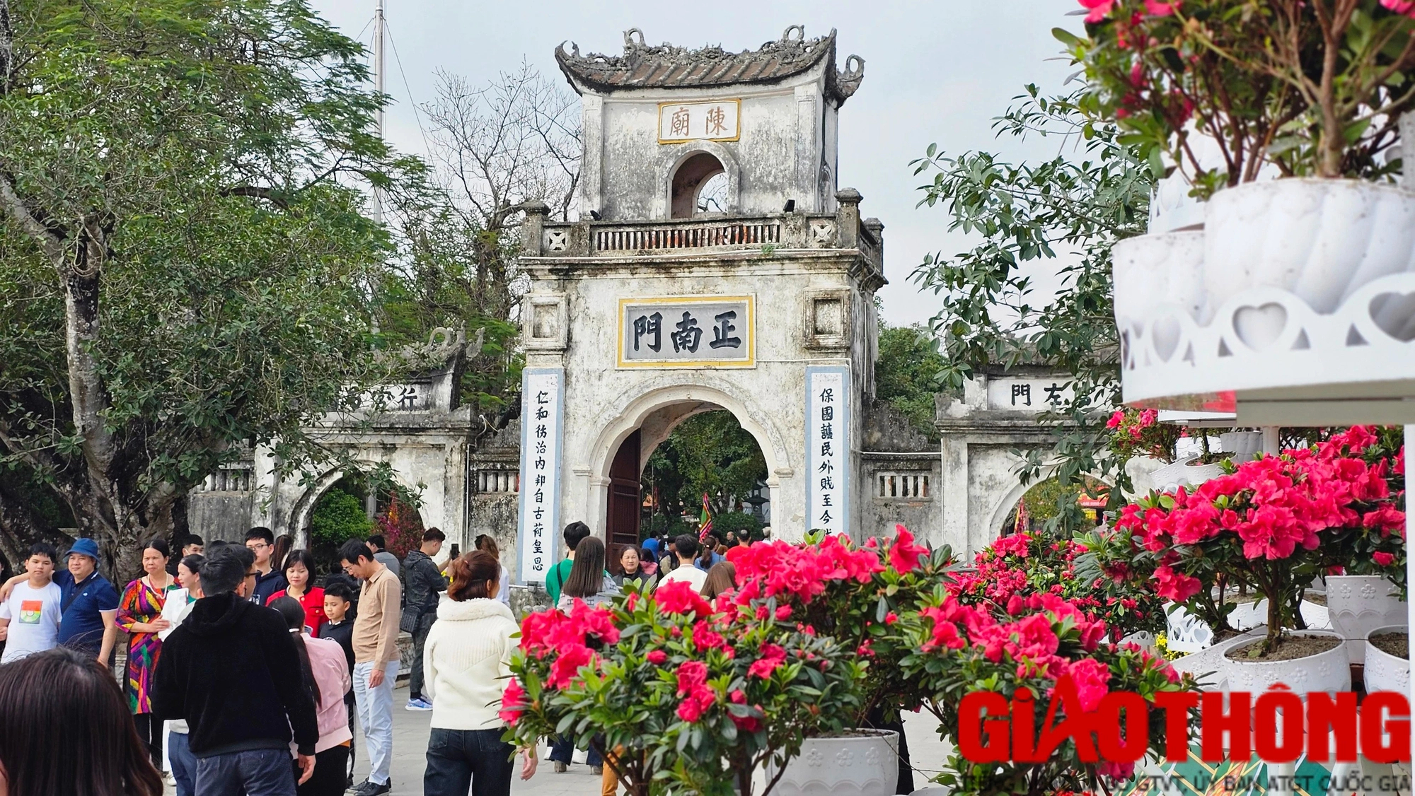 Đền Trần đ&ocirc;ng k&iacute;n kh&aacute;ch d&acirc;ng hương, xin lộc đầu năm - Ảnh 1.