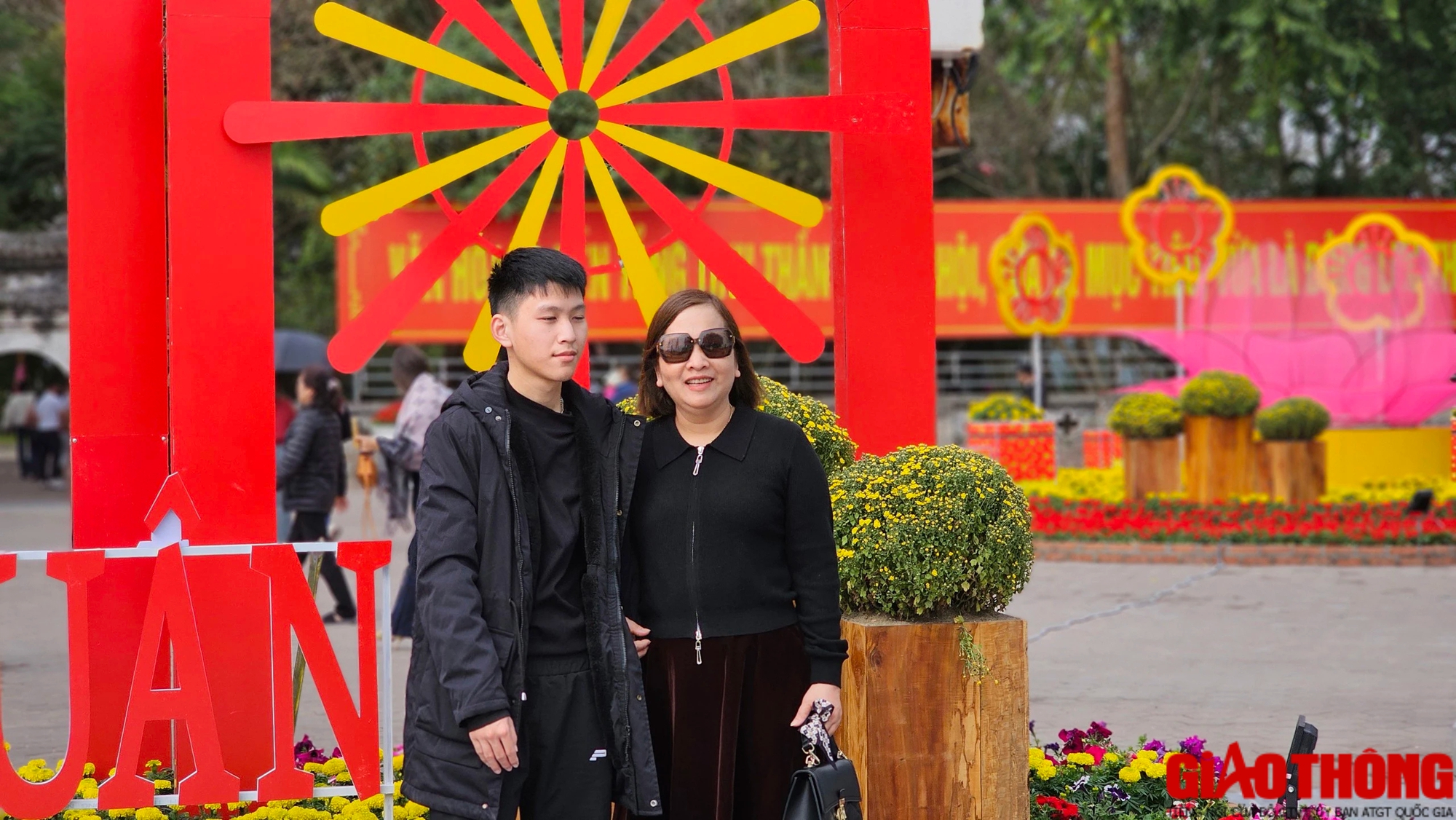 Đền Trần đ&ocirc;ng k&iacute;n kh&aacute;ch d&acirc;ng hương, xin lộc đầu năm - Ảnh 3.