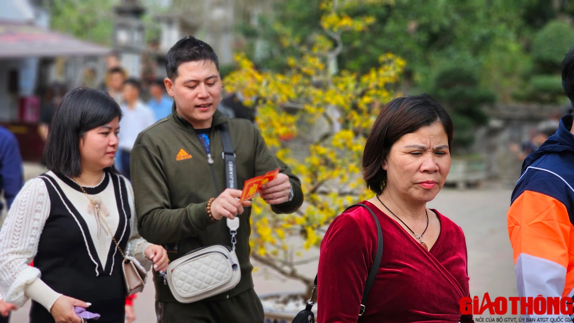 Đền Trần đ&ocirc;ng k&iacute;n kh&aacute;ch d&acirc;ng hương, xin lộc đầu năm - Ảnh 4.