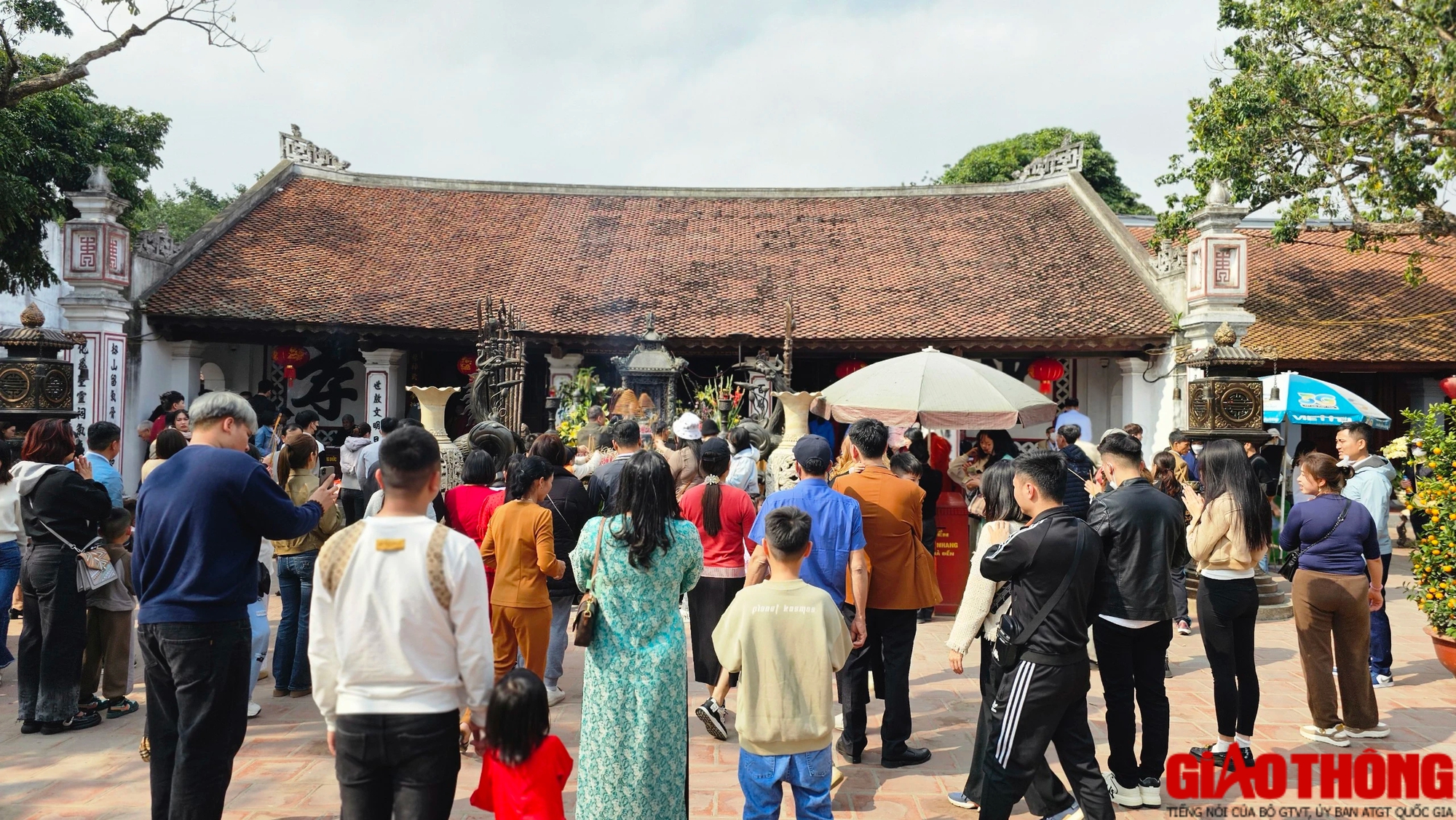 Đền Trần đ&ocirc;ng k&iacute;n kh&aacute;ch d&acirc;ng hương, xin lộc đầu năm - Ảnh 5.