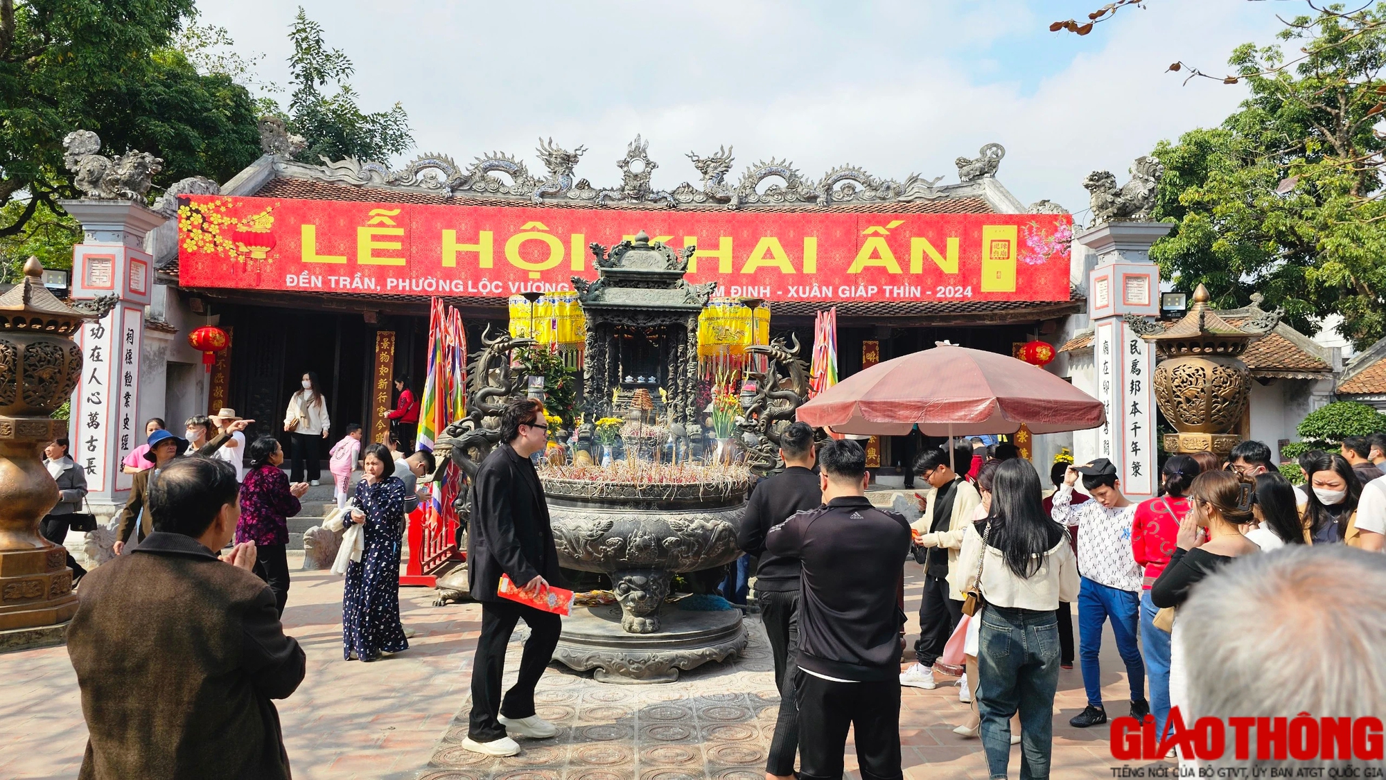 Đền Trần đ&ocirc;ng k&iacute;n kh&aacute;ch d&acirc;ng hương, xin lộc đầu năm - Ảnh 11.