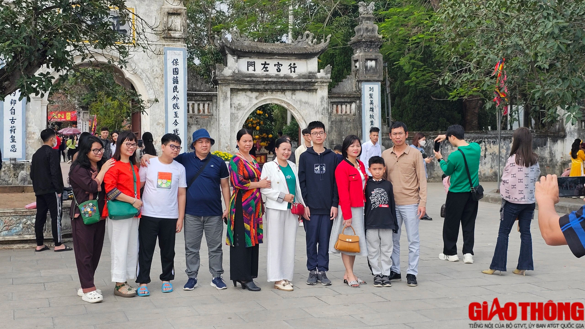 Đền Trần đ&ocirc;ng k&iacute;n kh&aacute;ch d&acirc;ng hương, xin lộc đầu năm - Ảnh 12.